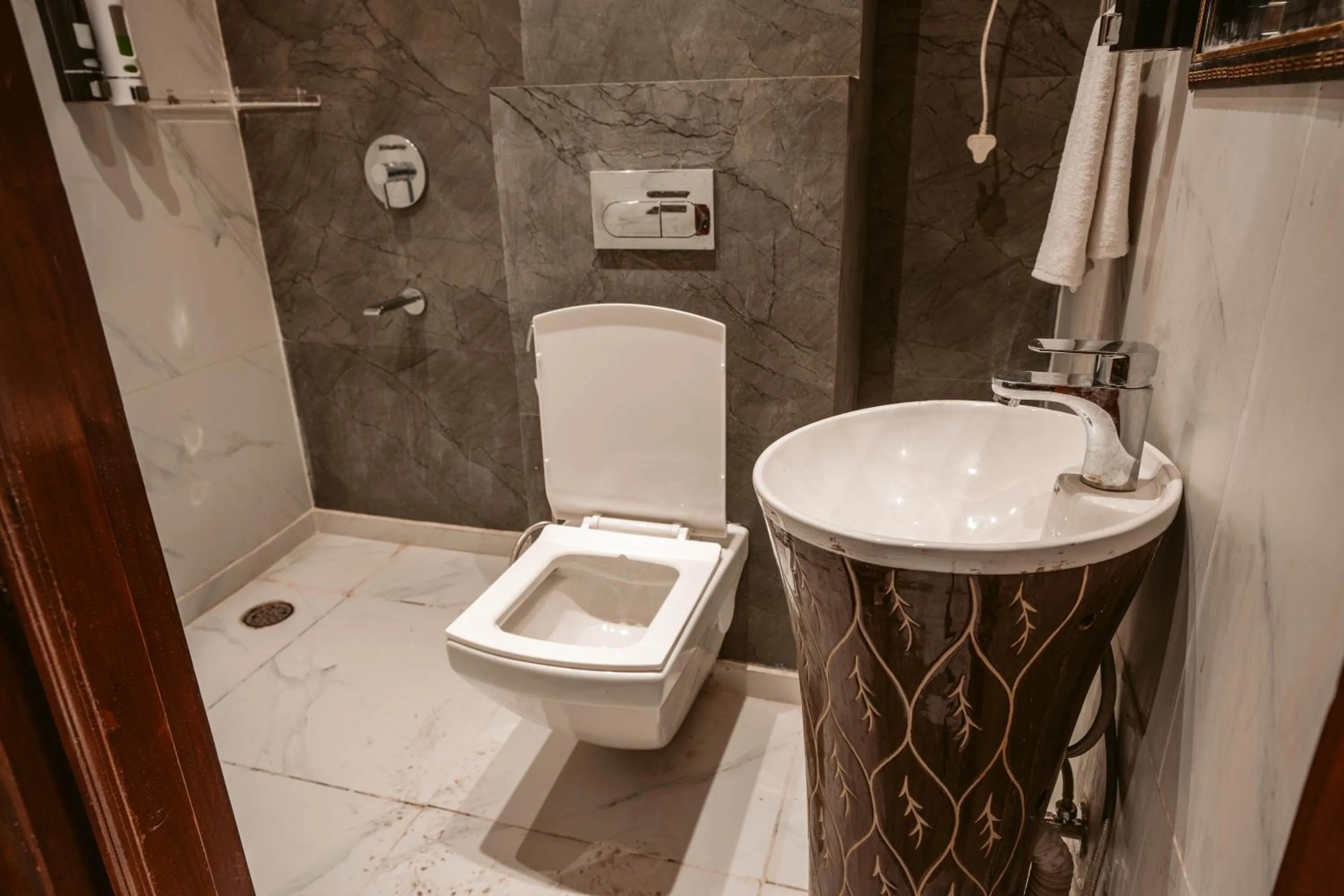 Bathroom in FlxHo Duo - Serviced Apartment & Rooms - Golf Course Road
