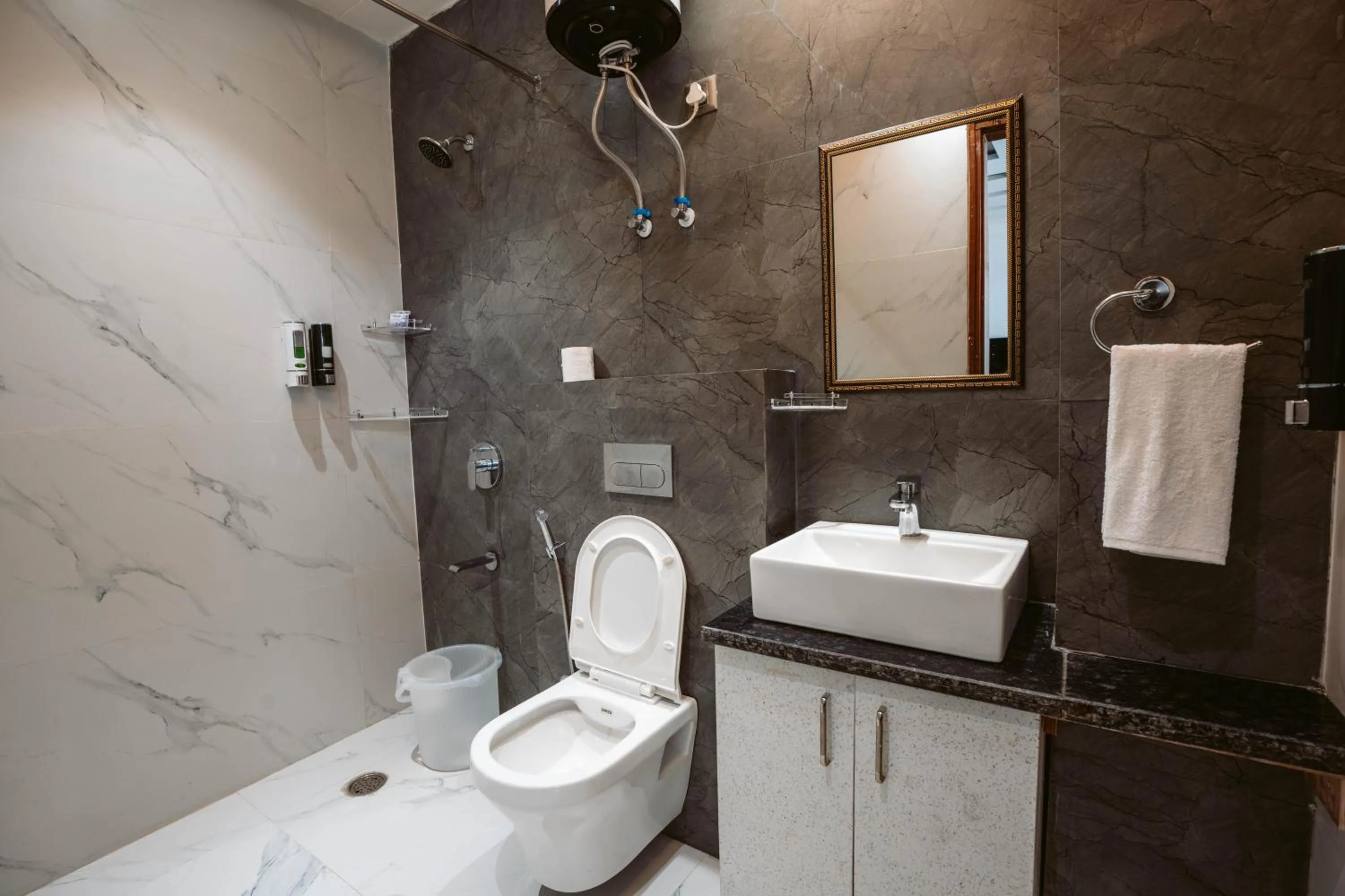 Toilet in FlxHo Duo - Serviced Apartment & Rooms - Golf Course Road