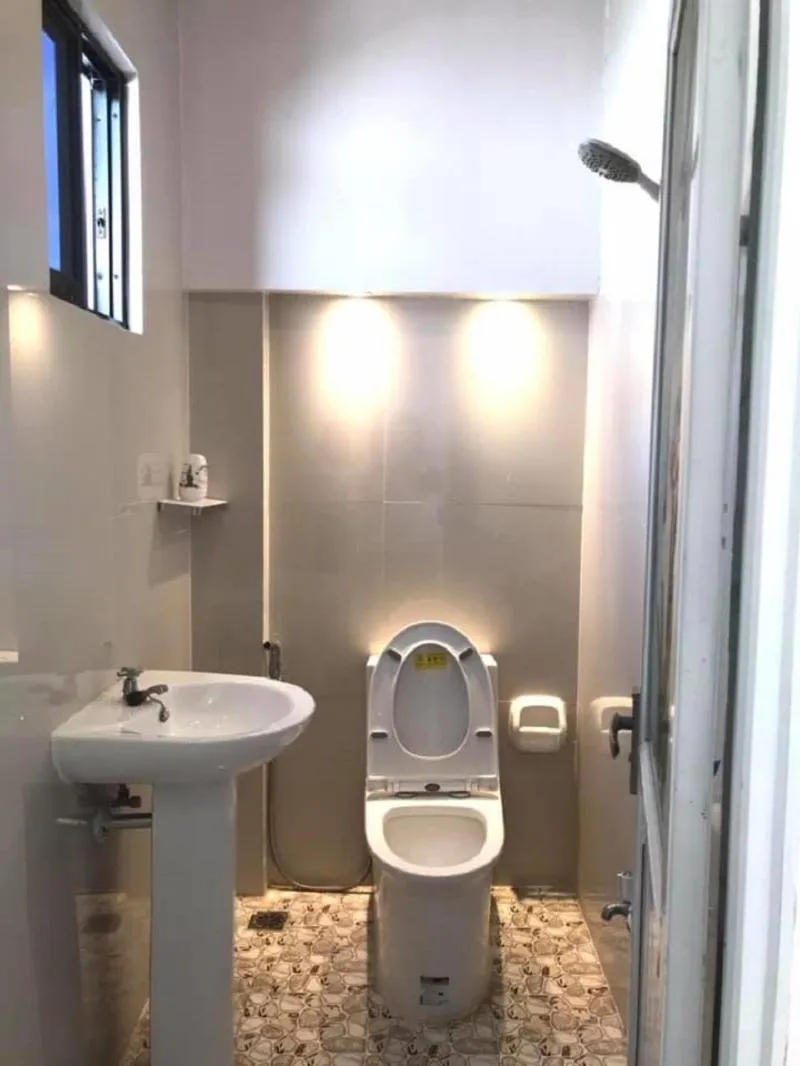 Shower in The VeeHive Guesthouse