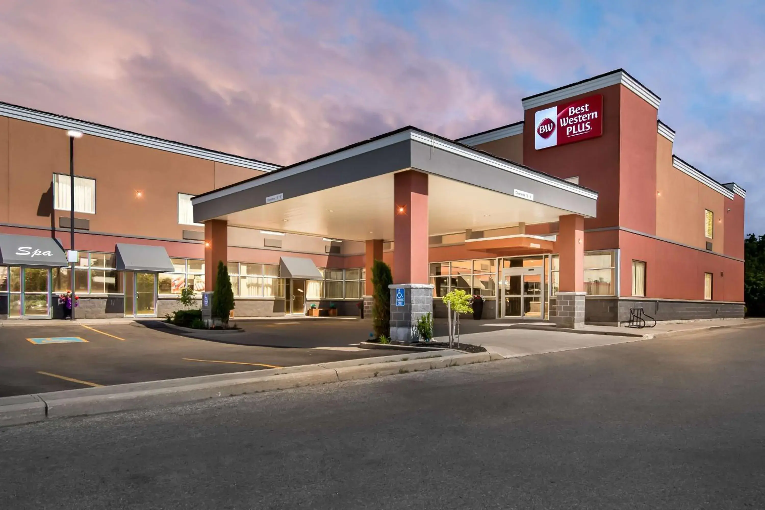 Property building in Best Western Plus Fergus Hotel Property building in Best Western Plus Fergus Hotel