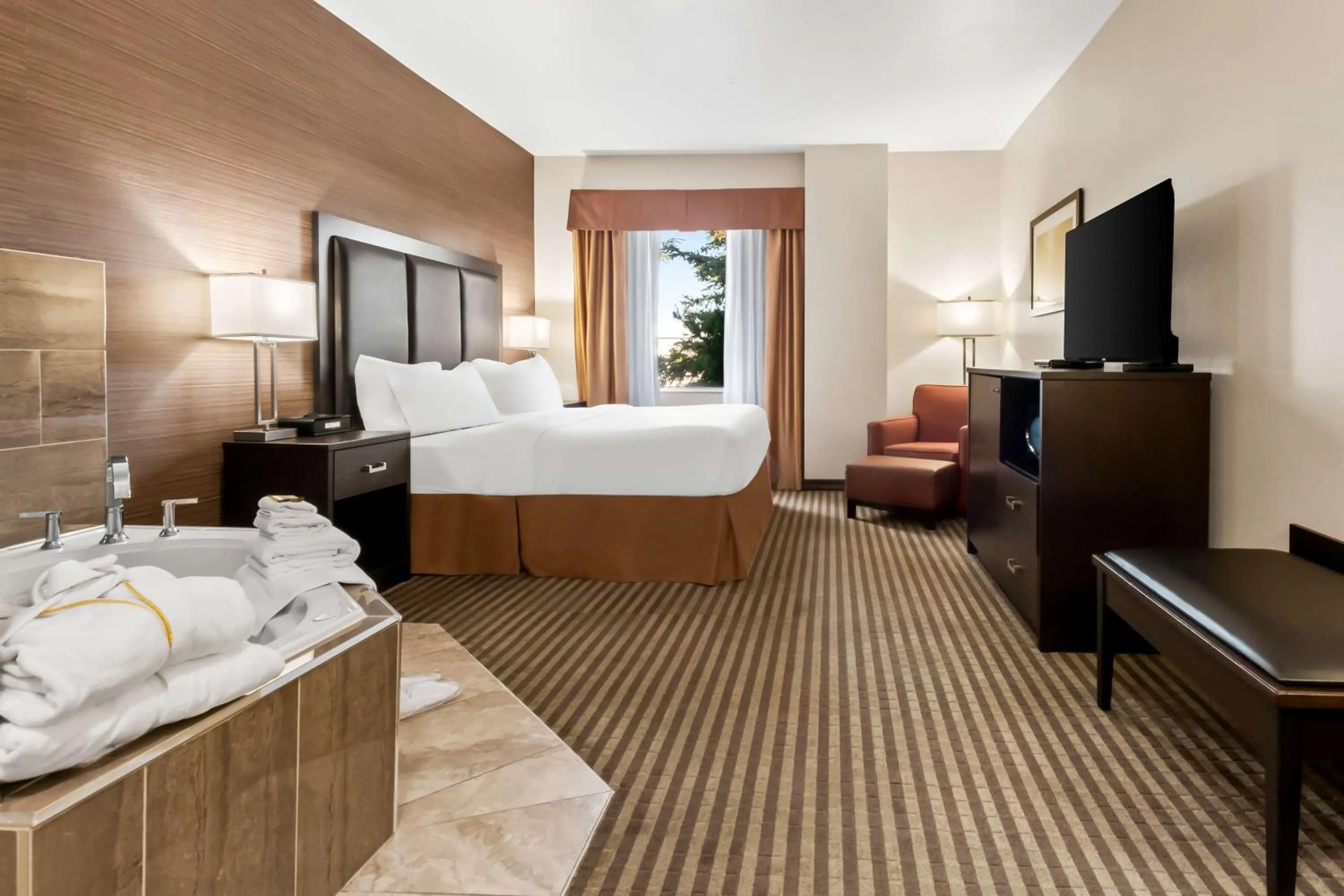 Photo of the whole room, Bed in Best Western Plus Fergus Hotel