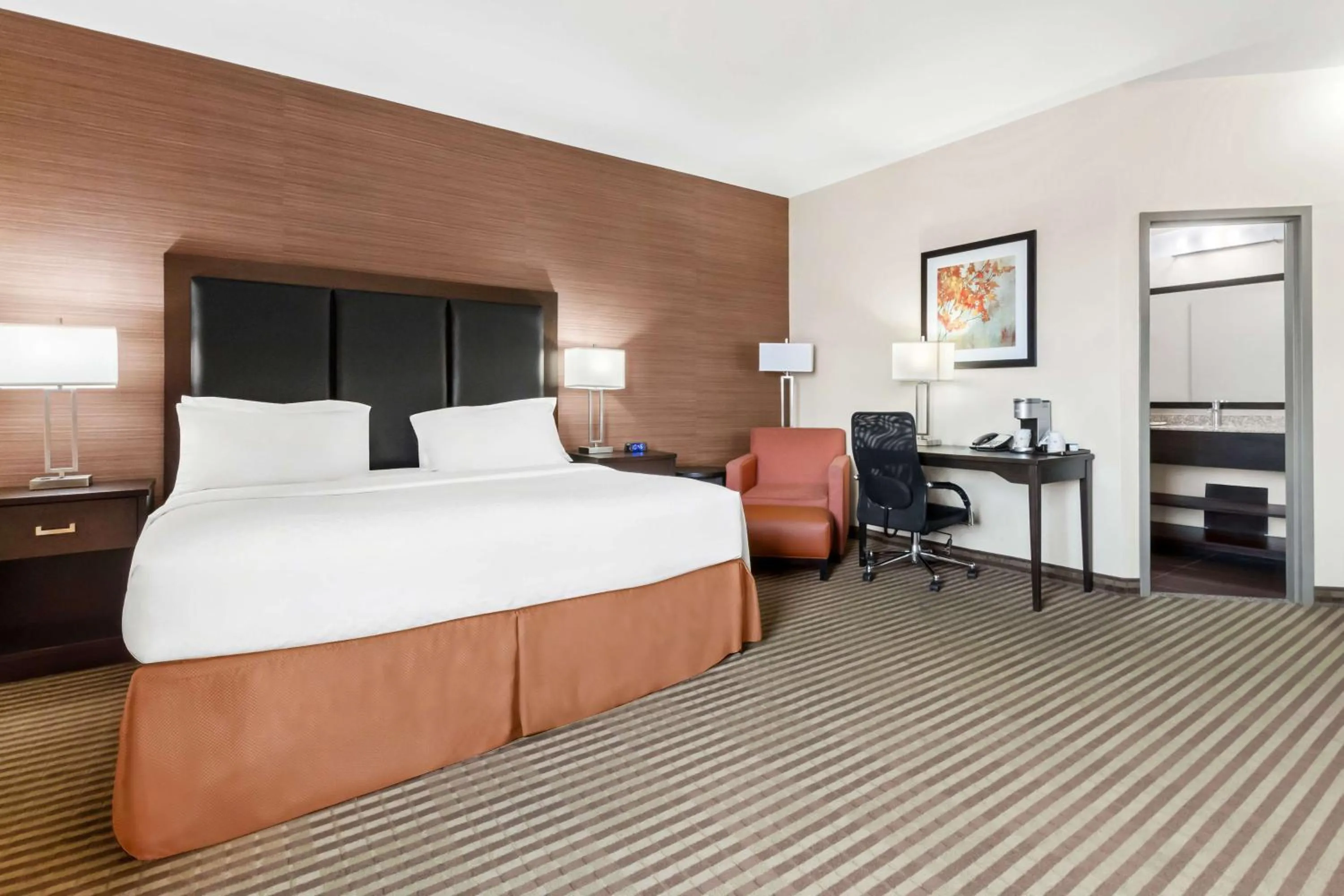 Bedroom, Bed in Best Western Plus Fergus Hotel