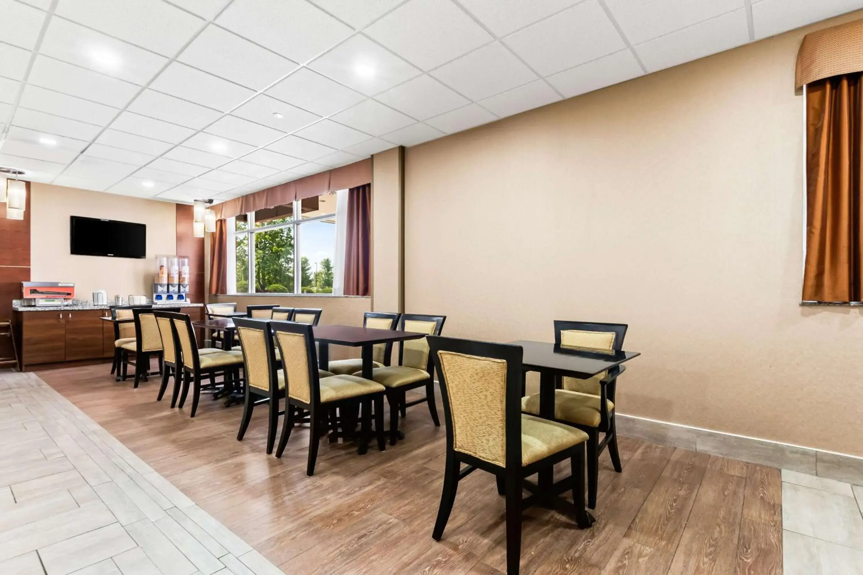 Breakfast in Best Western Plus Fergus Hotel Breakfast in Best Western Plus Fergus Hotel