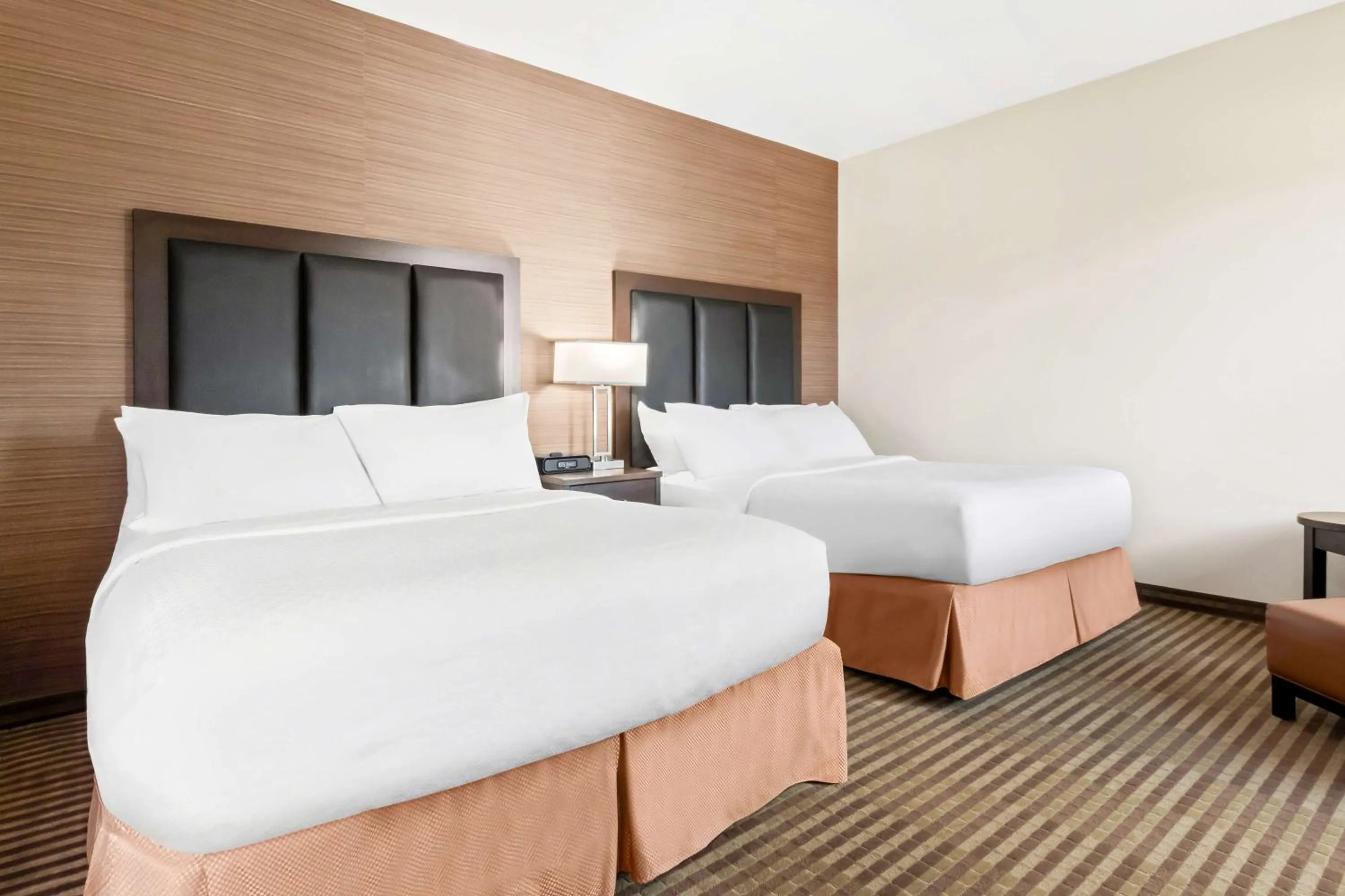 Bedroom, Bed in Best Western Plus Fergus Hotel