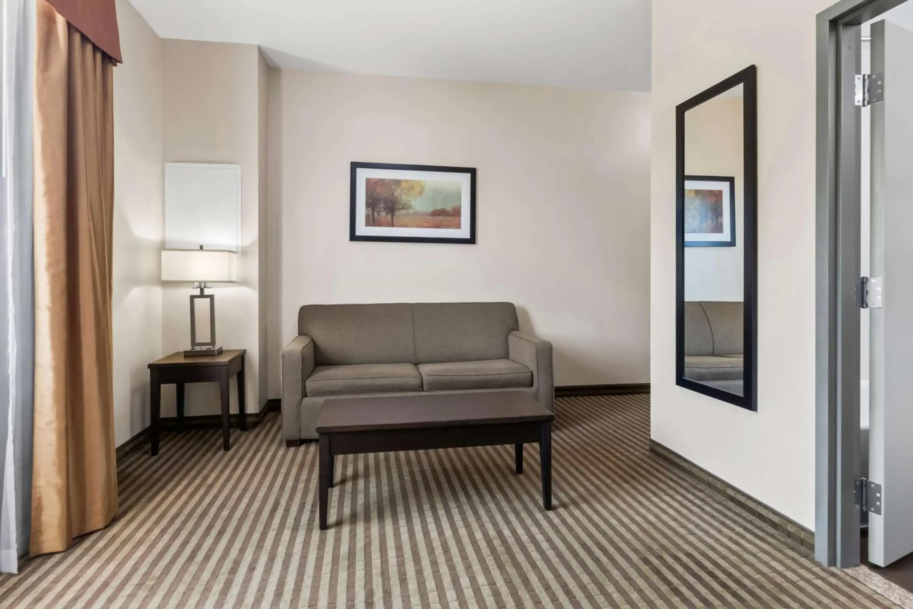 Photo of the whole room in Best Western Plus Fergus Hotel Photo of the whole room in Best Western Plus Fergus Hotel