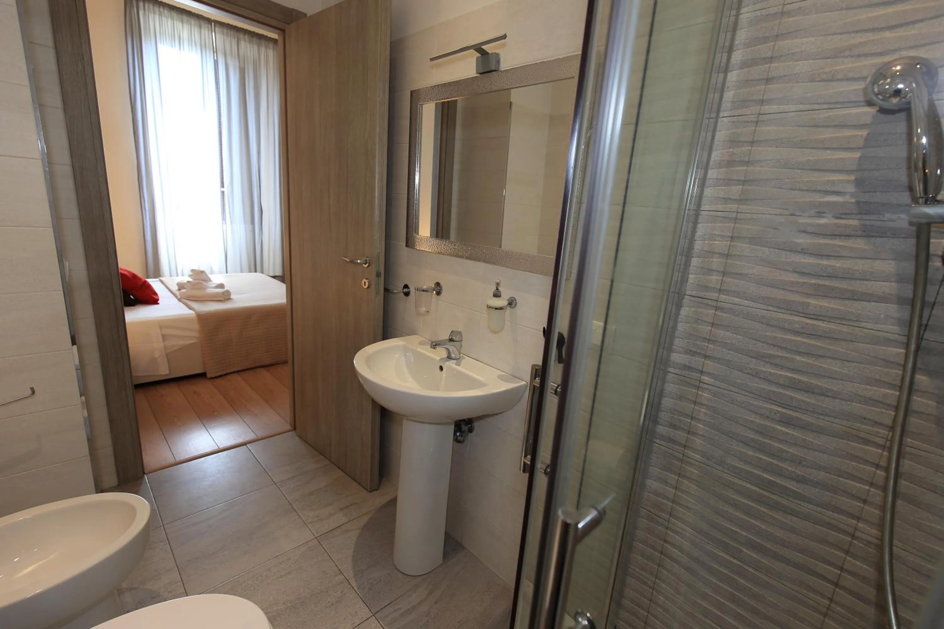 Toilet, Bed in Aria Rome Rooms