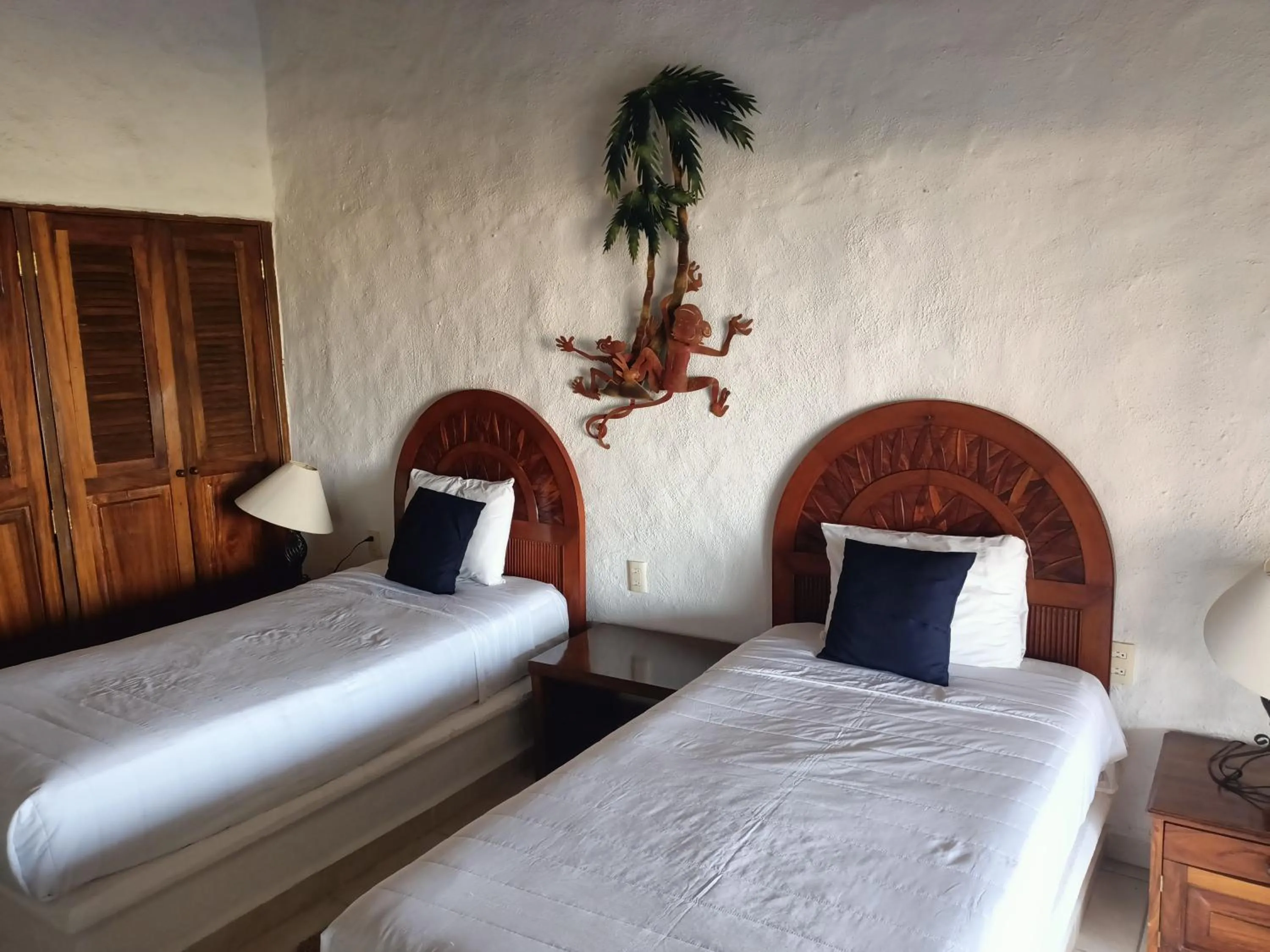 Bedroom in hotel plaza tucanes