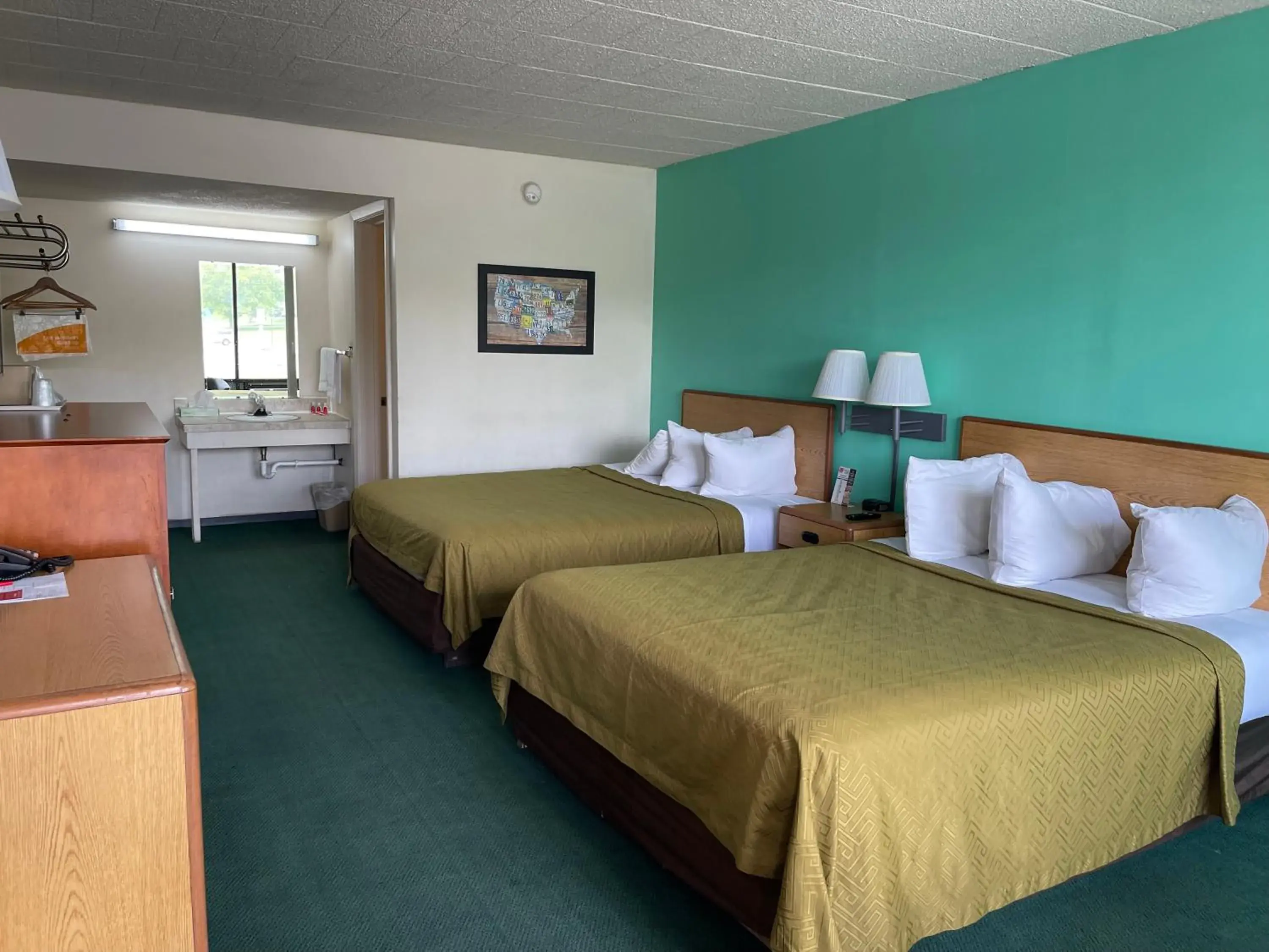 Standard Queen Room in Horseshoe Curve Lodge Standard Queen Room in Horseshoe Curve Lodge
