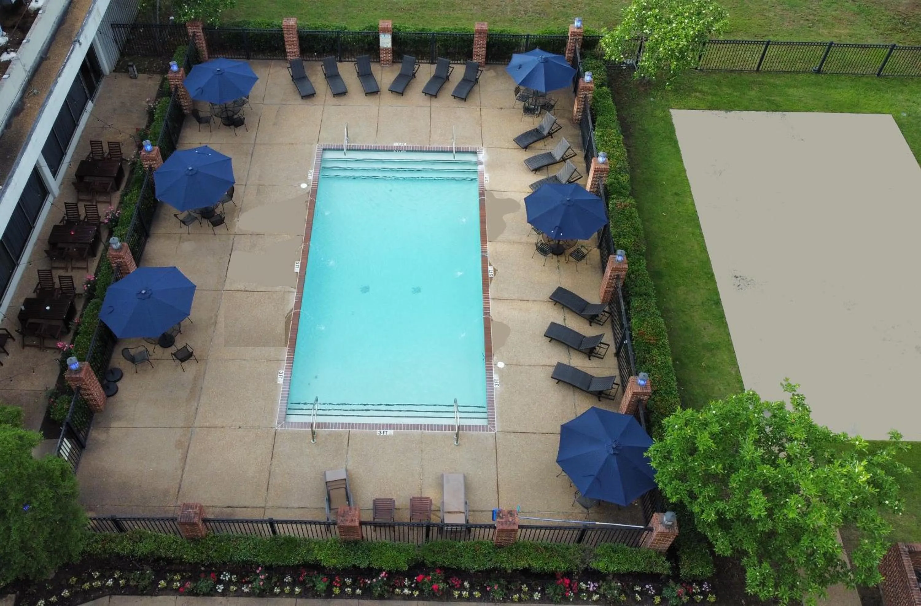 Swimming pool in Historic Whispering Woods Hotel & Conference Center