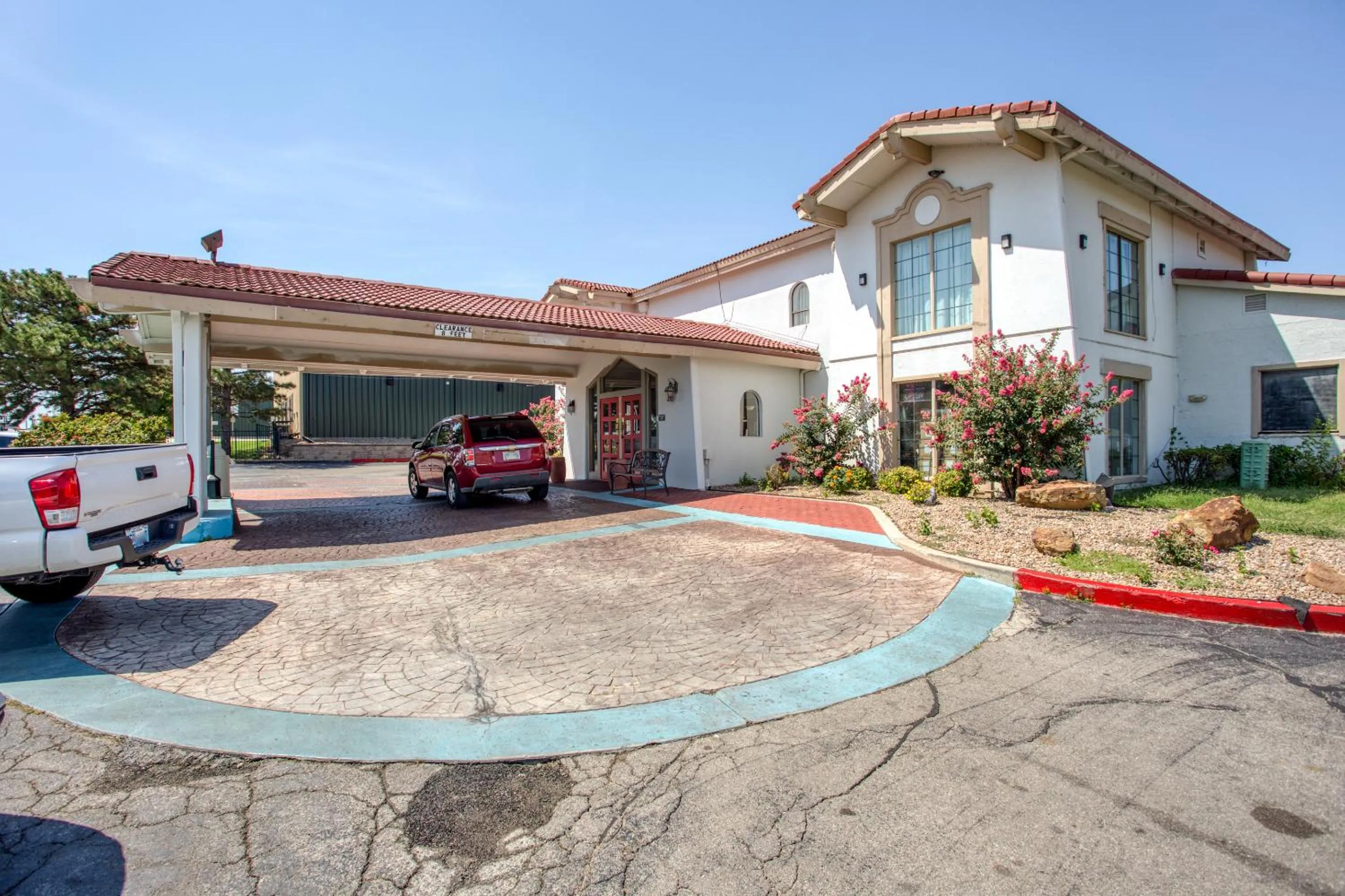 Facade/entrance in SUNSET INN Oklahoma City