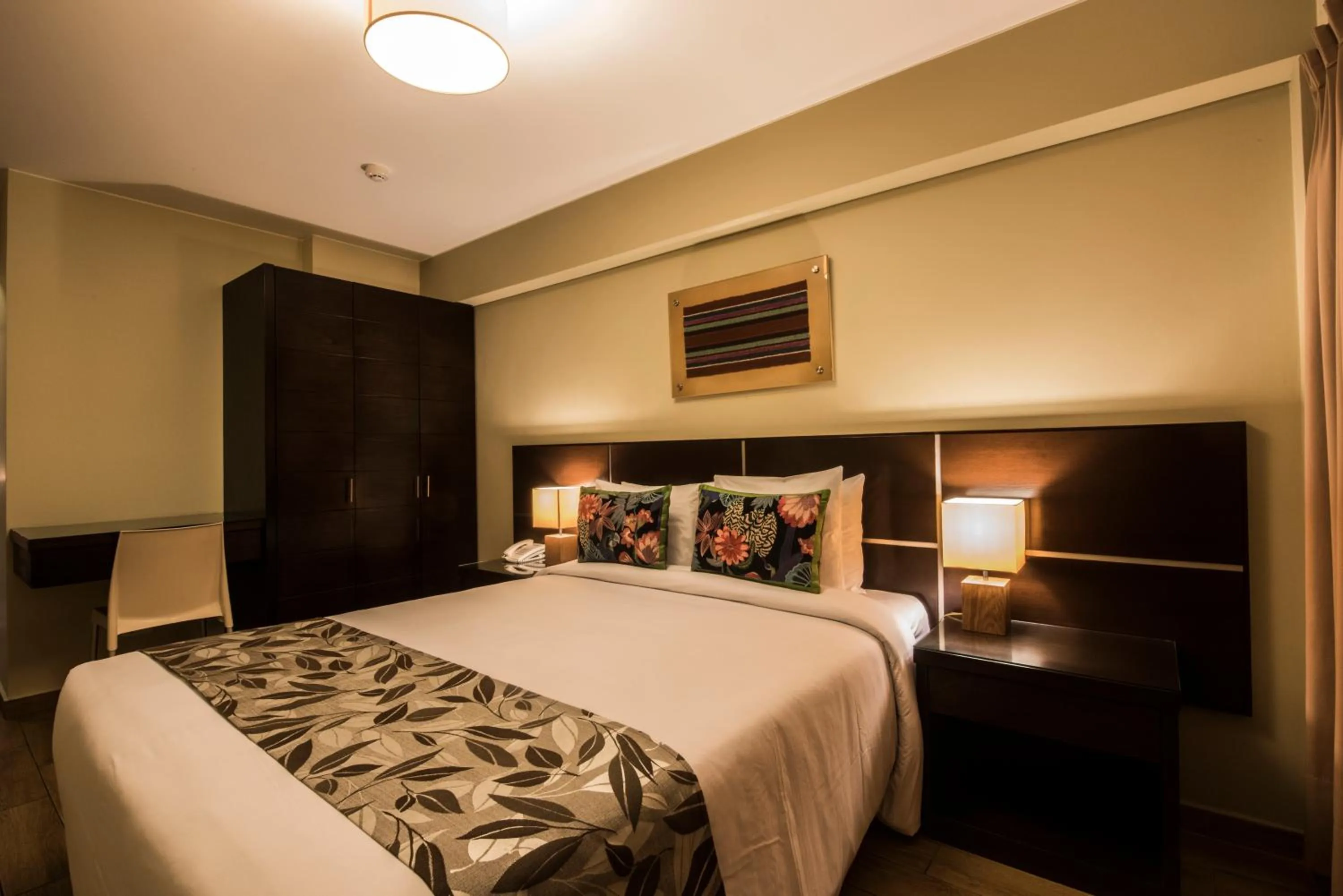 Shower, Bed in Hotel El Tambo 2