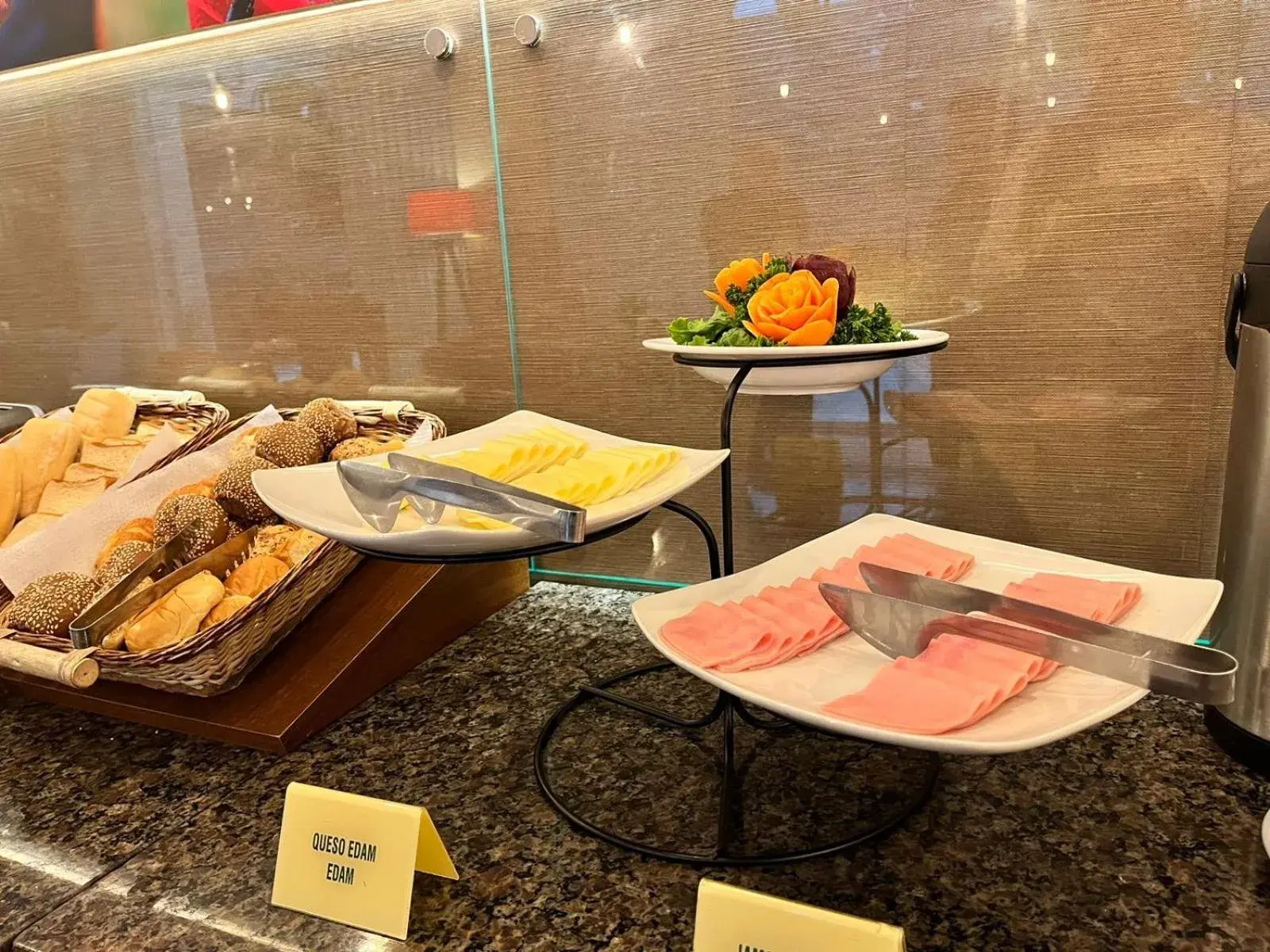 Food and drinks in Hotel El Tambo 2 Food and drinks in Hotel El Tambo 2