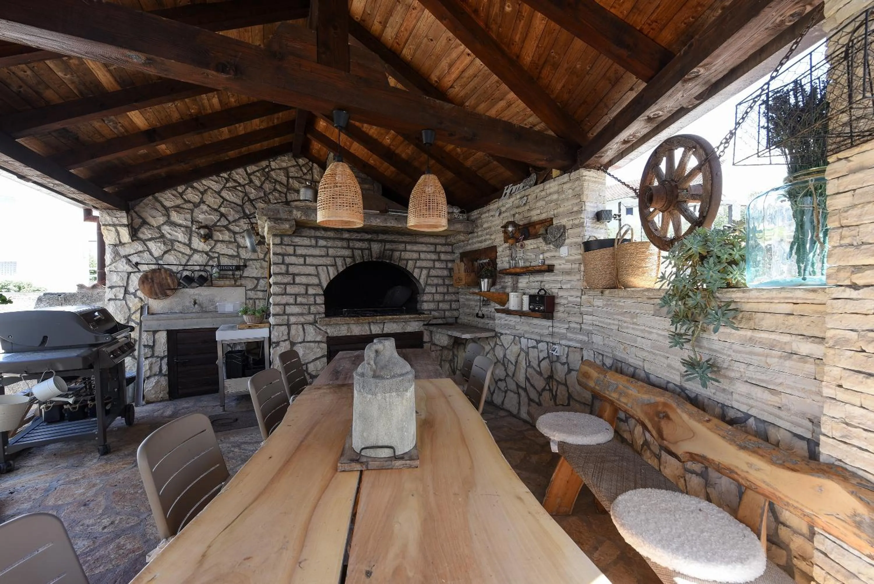 BBQ facilities in Luxury apartment N
