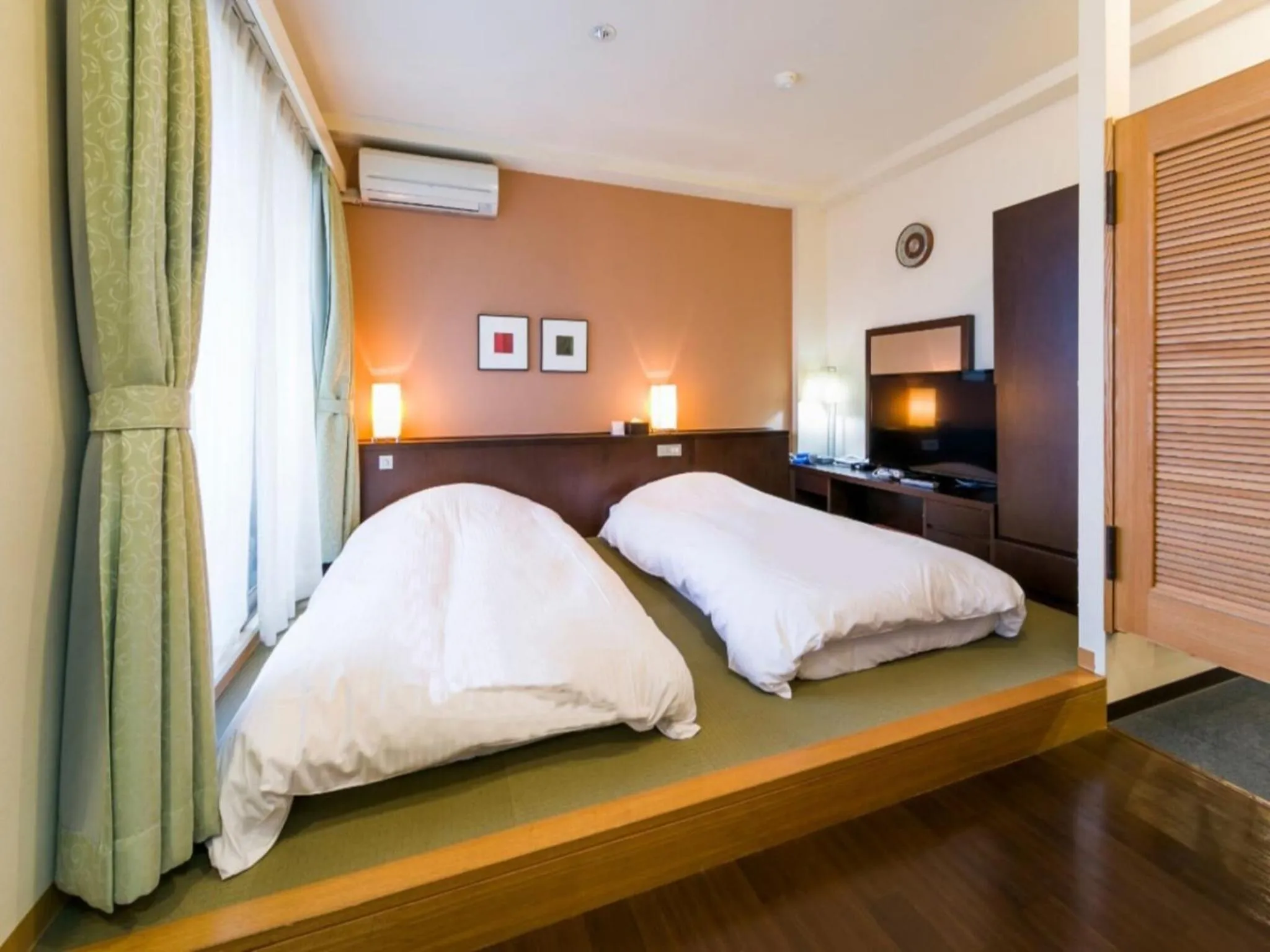 Photo of the whole room, Bed in APA Hotel Fujichuo