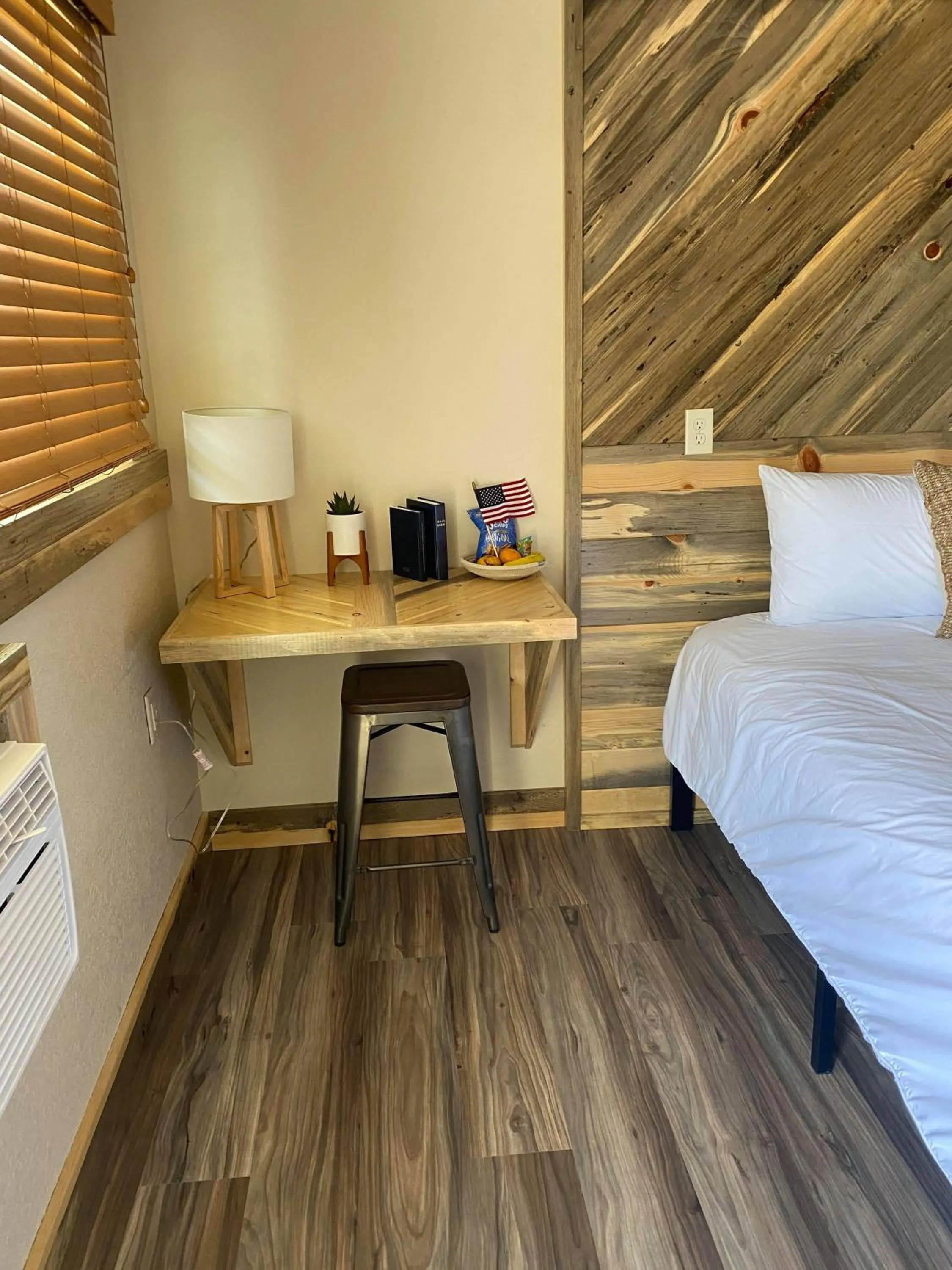 Bed in Horseshoe Bend Motel