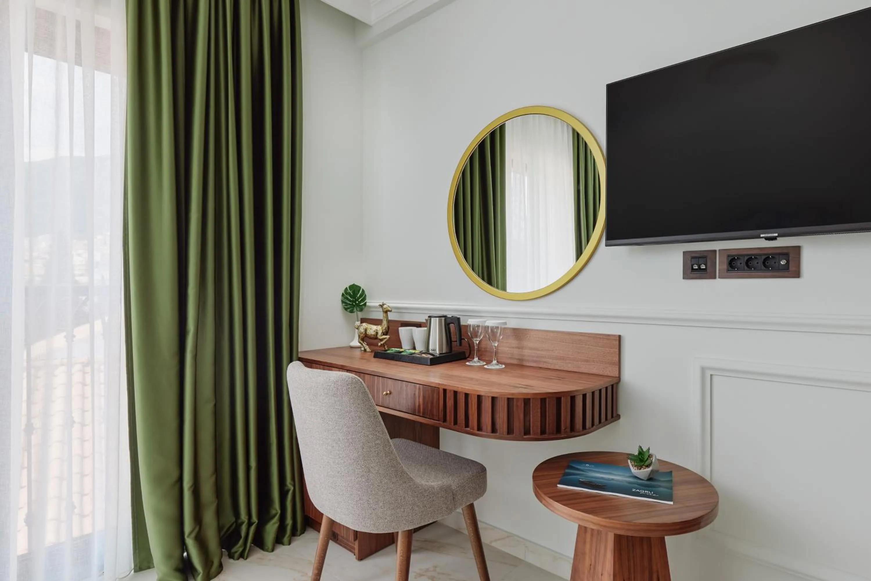 TV and multimedia in Hotel Diplomat by Aycon