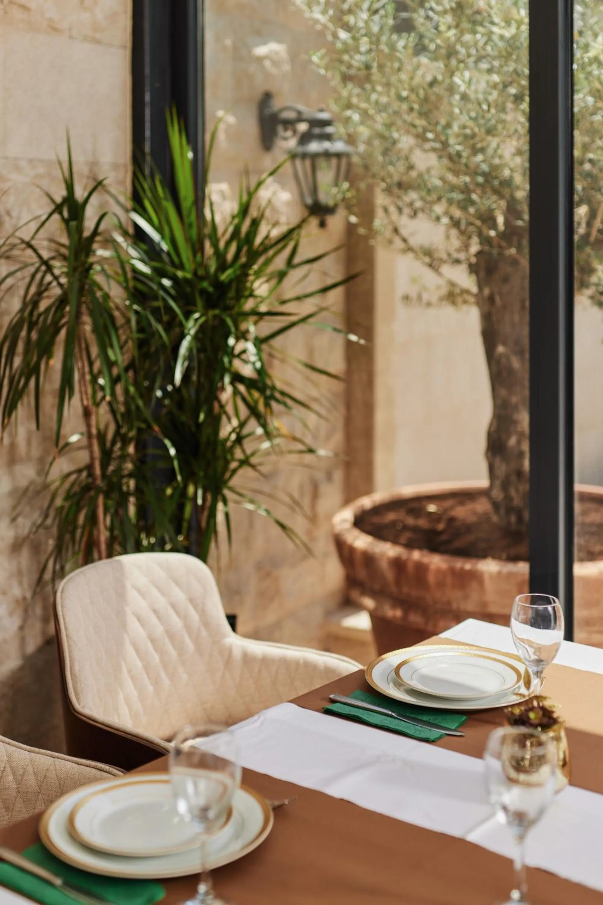 Dining area in Hotel Diplomat by Aycon