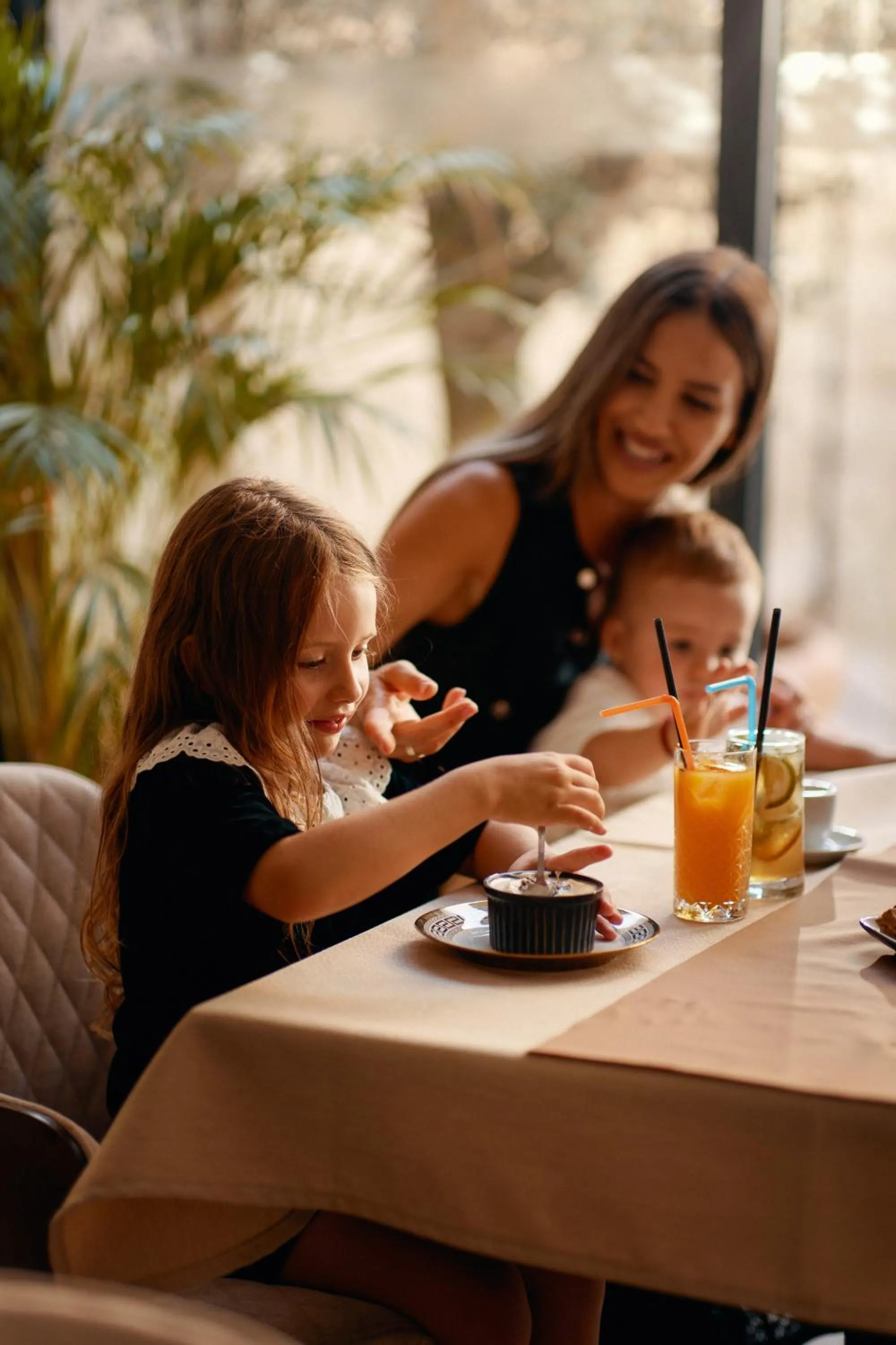 People in Hotel Diplomat by Aycon