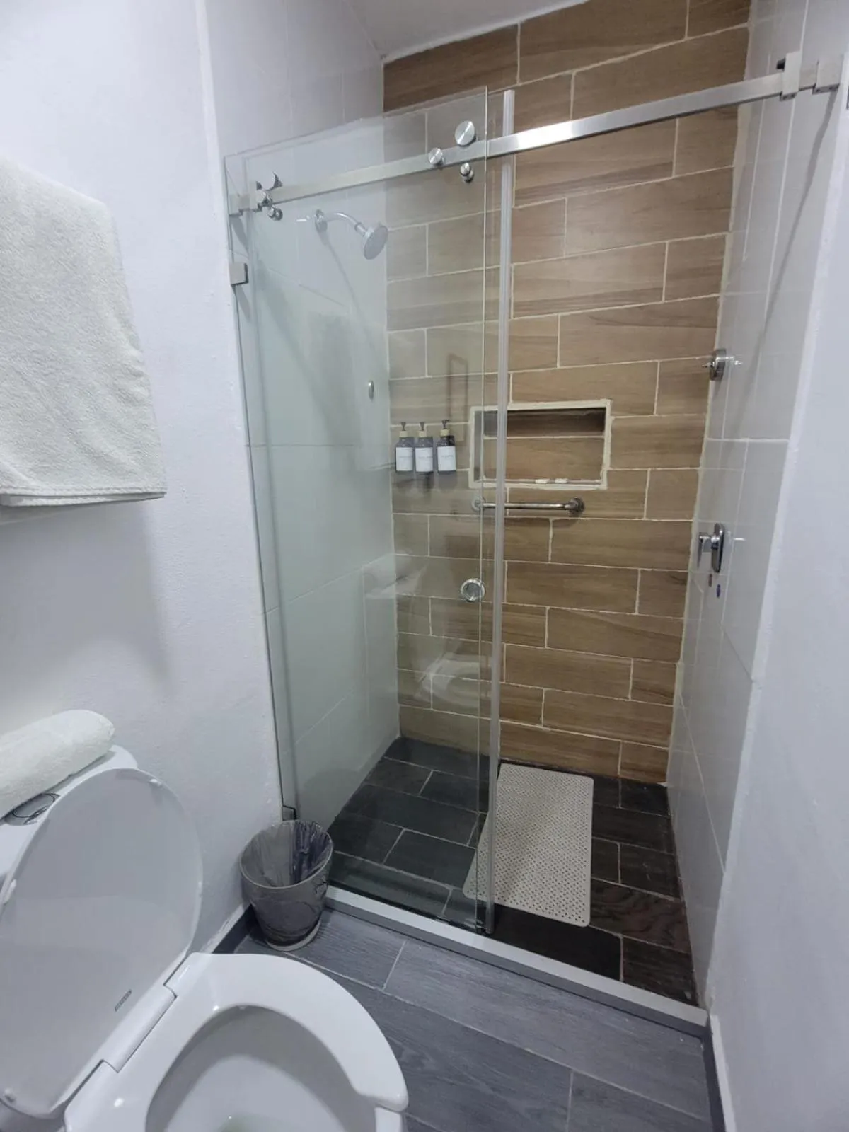 Shower in FIESTA MIRAMAR