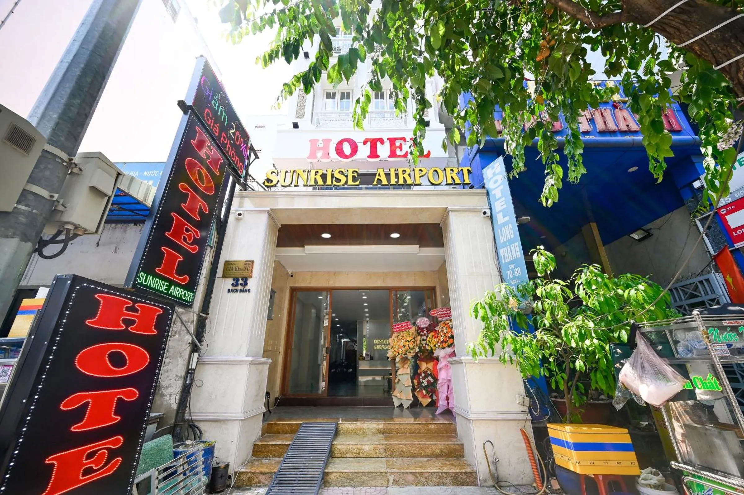 Facade/entrance in Sunrise Airport Hotel