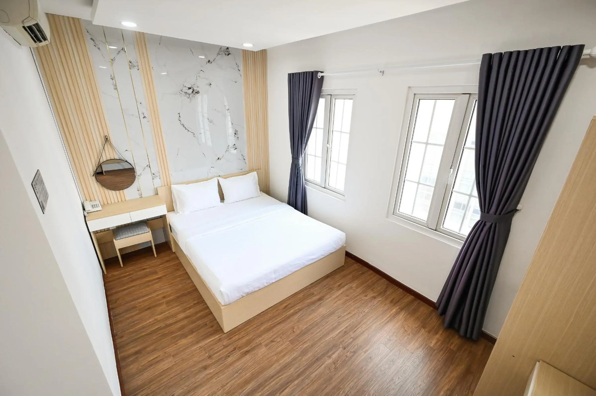 Photo of the whole room, Bed in Sunrise Airport Hotel