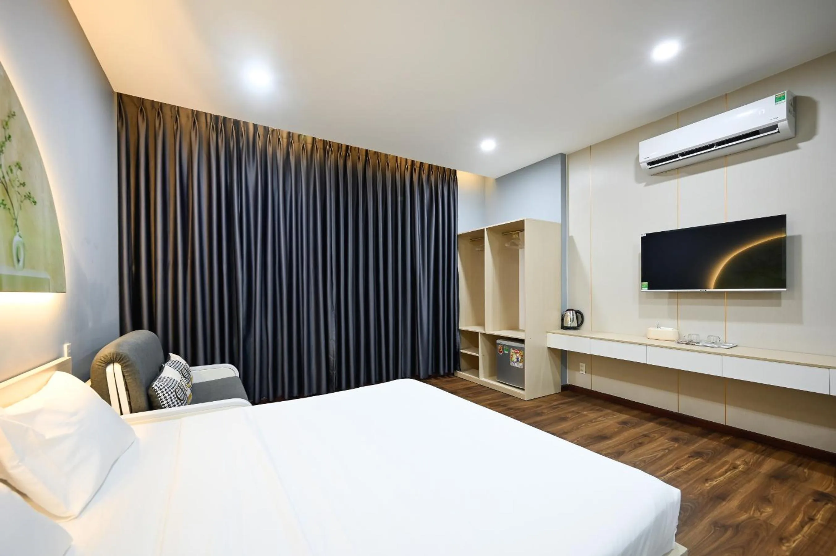 Photo of the whole room, Bed in Sunrise Airport Hotel