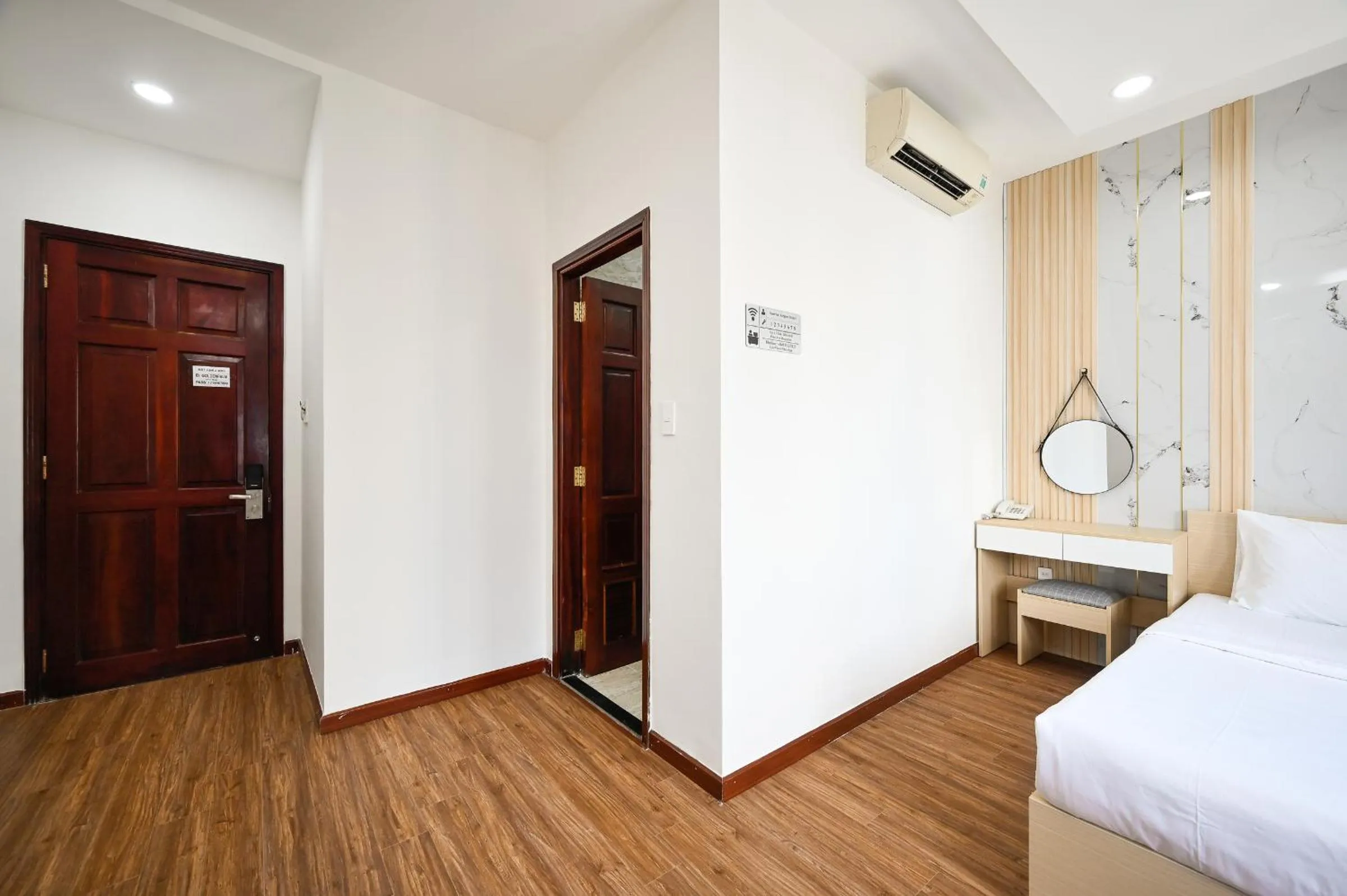 Photo of the whole room, Bed in Sunrise Airport Hotel