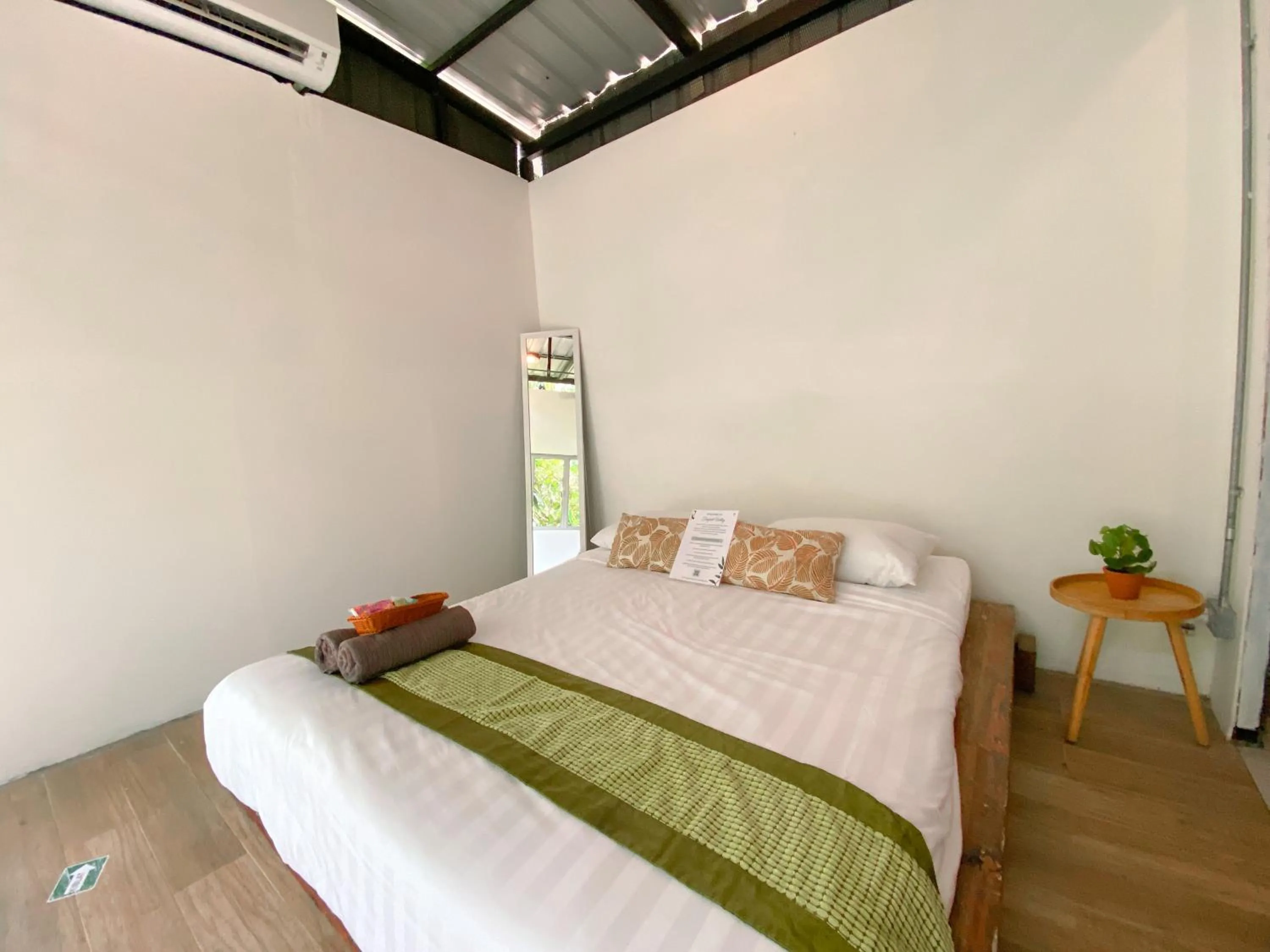 Bedroom, Bed in Tingkat Valley
