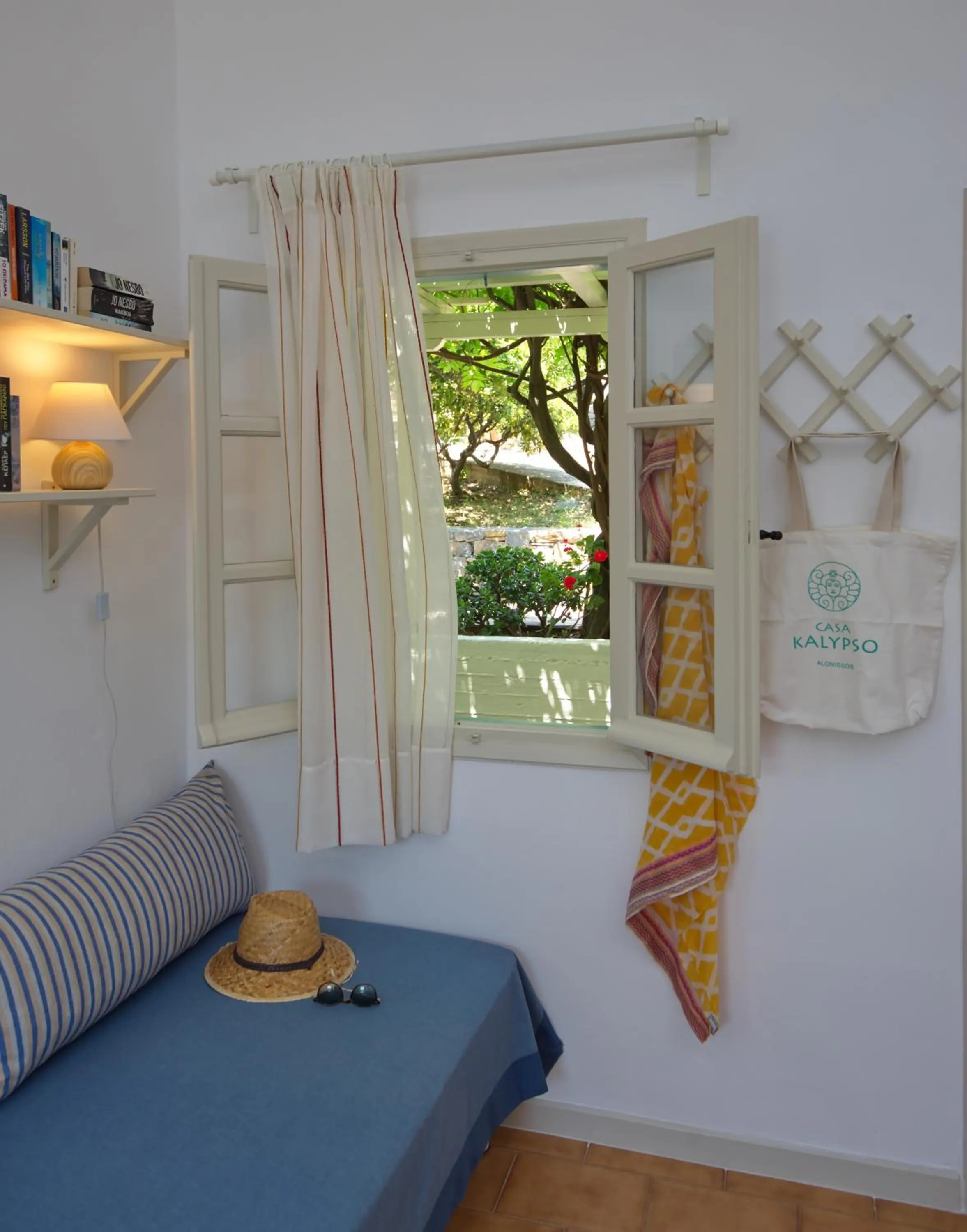 Seating area, Bed in Casa Kalypso