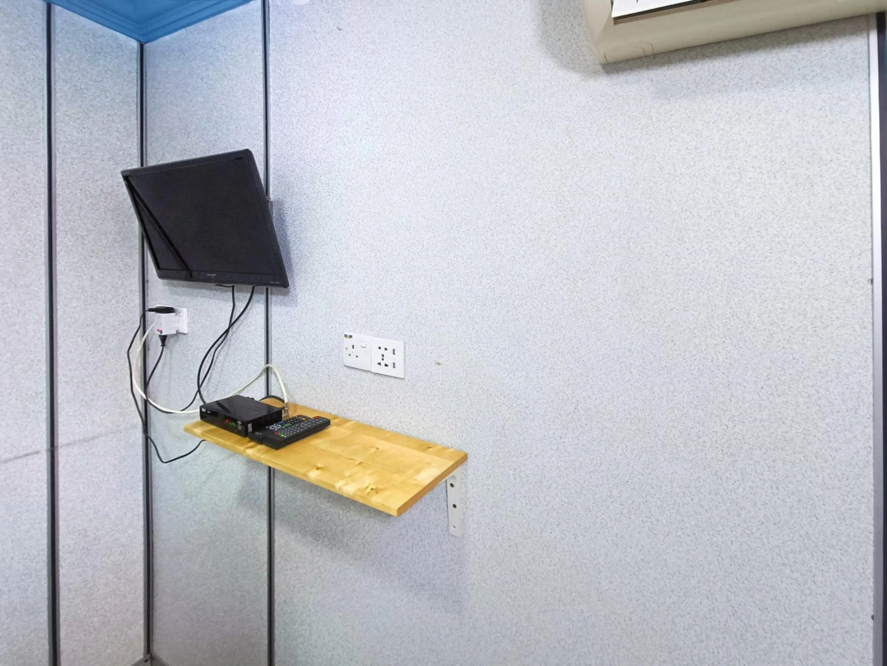 TV and multimedia in Pen'U Cottages by RVH