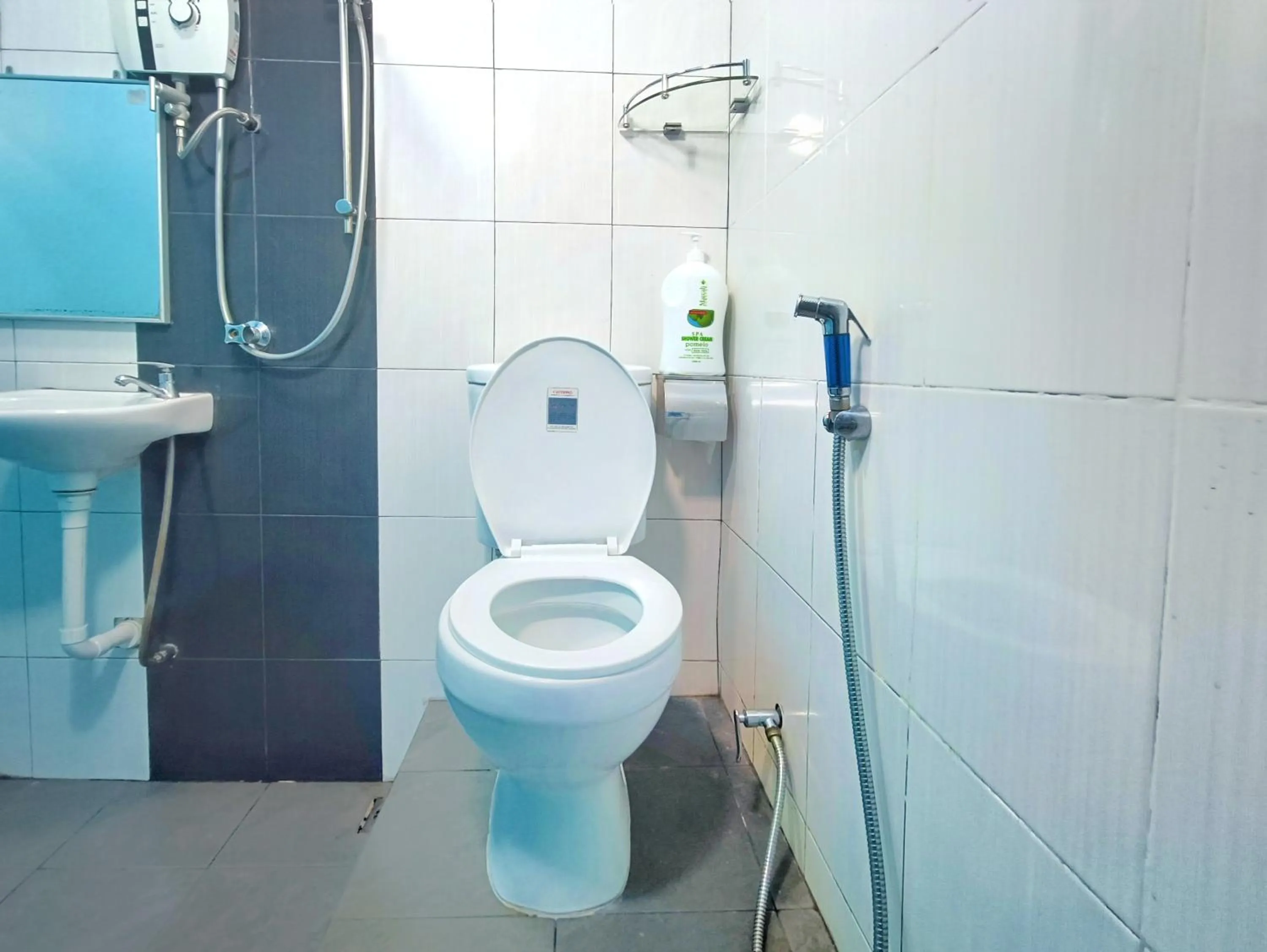 Toilet in Pen'U Cottages by RVH