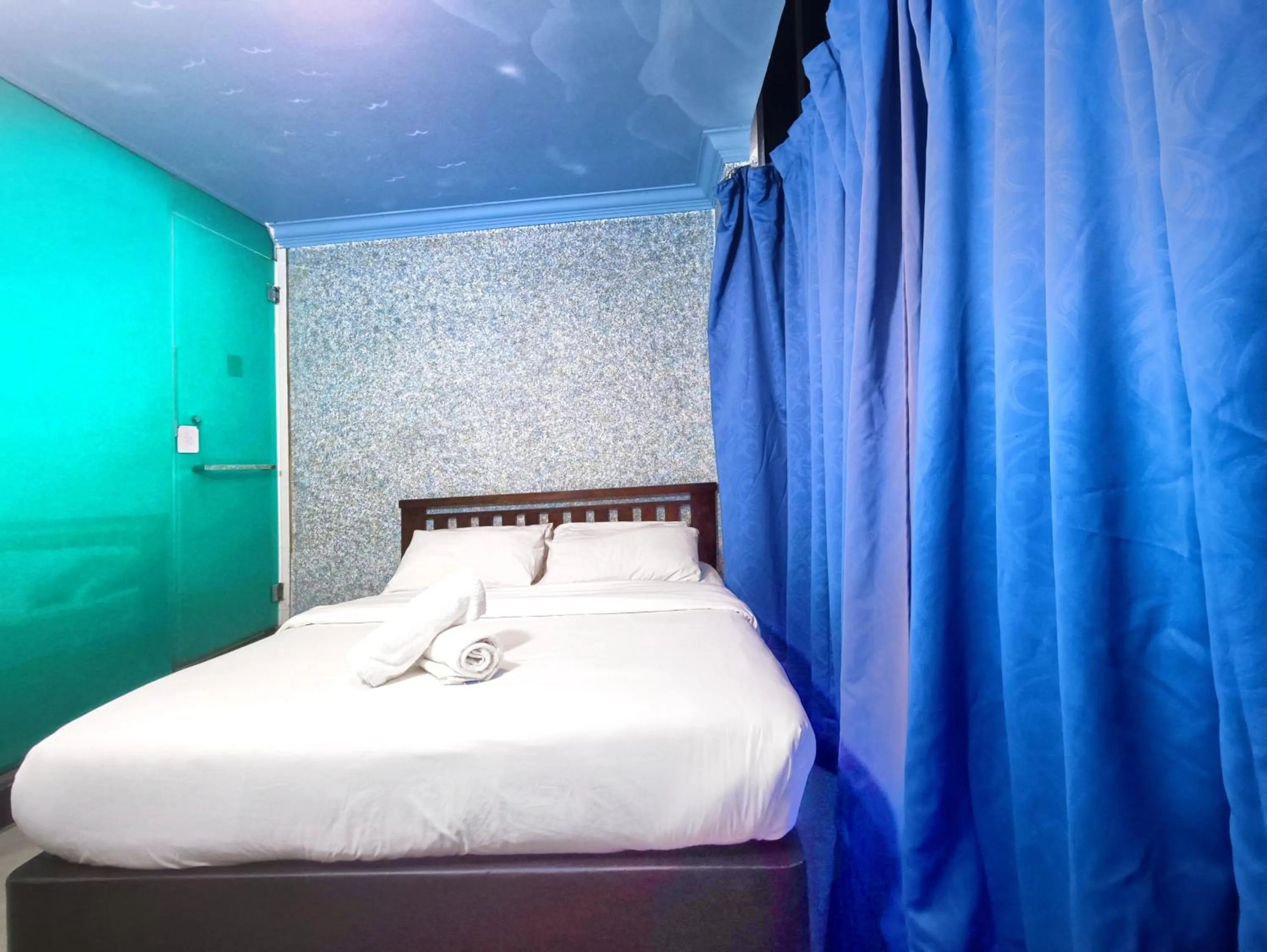 Photo of the whole room, Bed in Pen'U Cottages by RVH