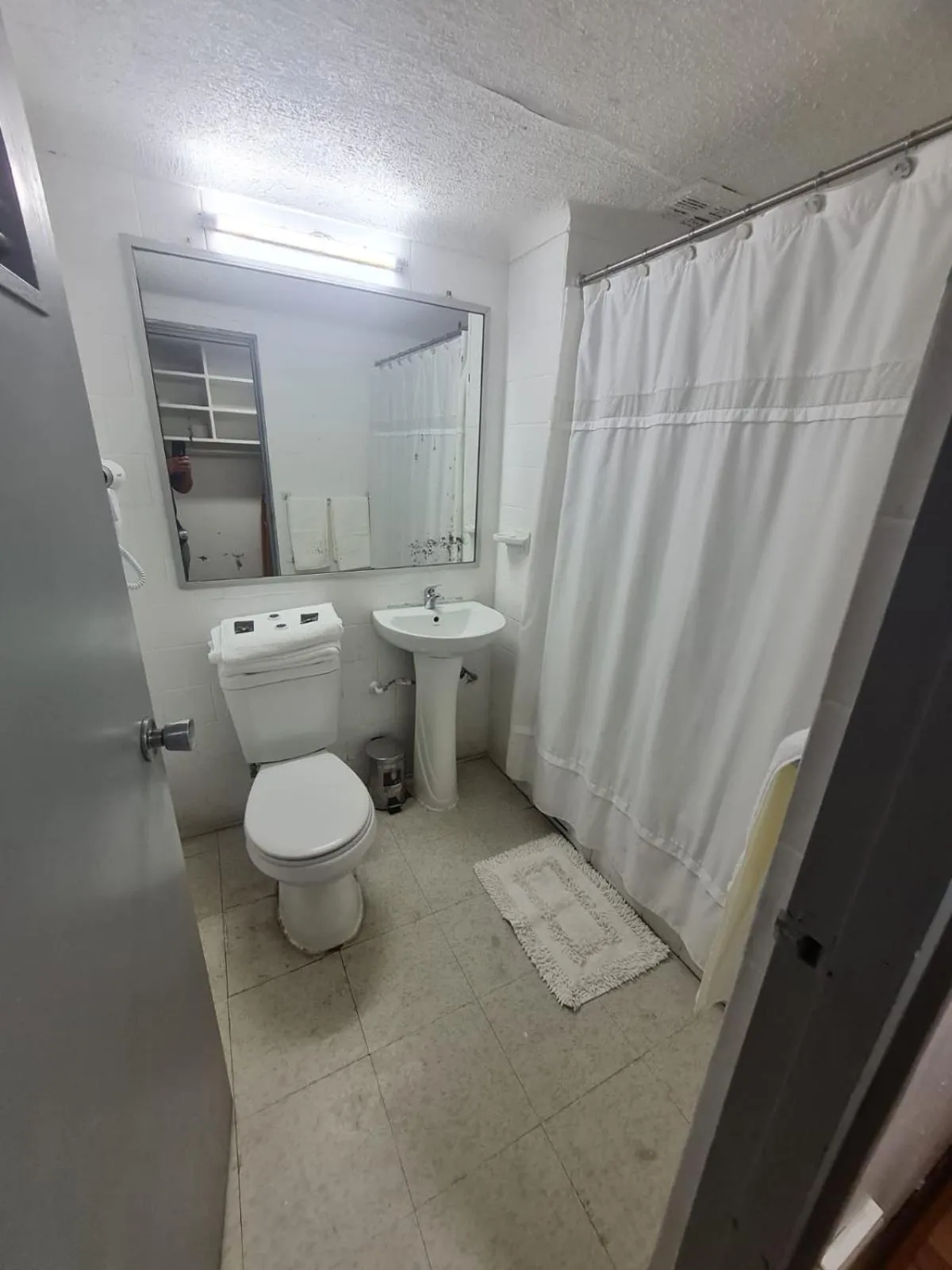 Shower in NEW HOTEL CRUZ DEL SUR