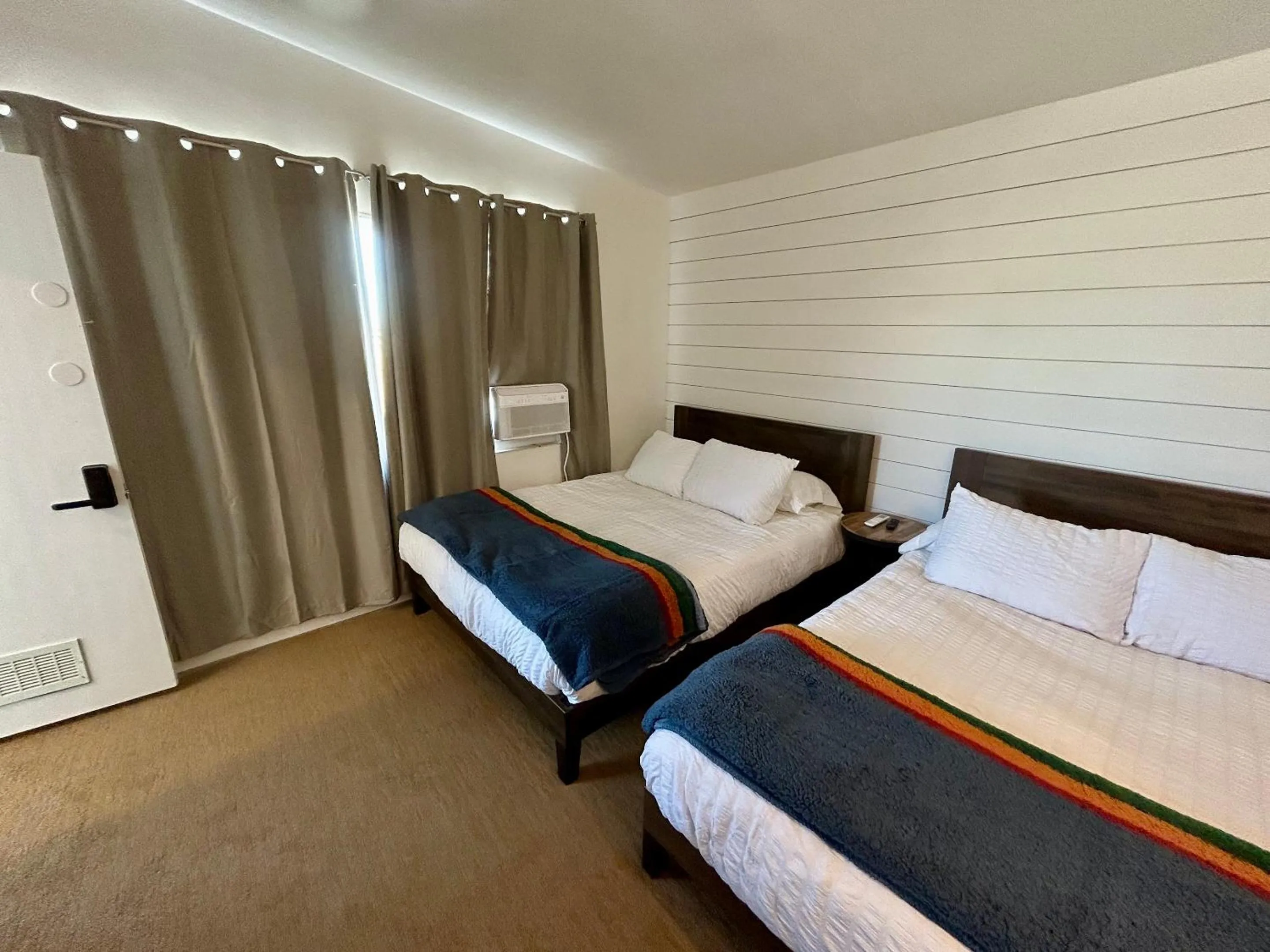 Bed in Sierra Motor Lodge - A Sierra Blue Hotel