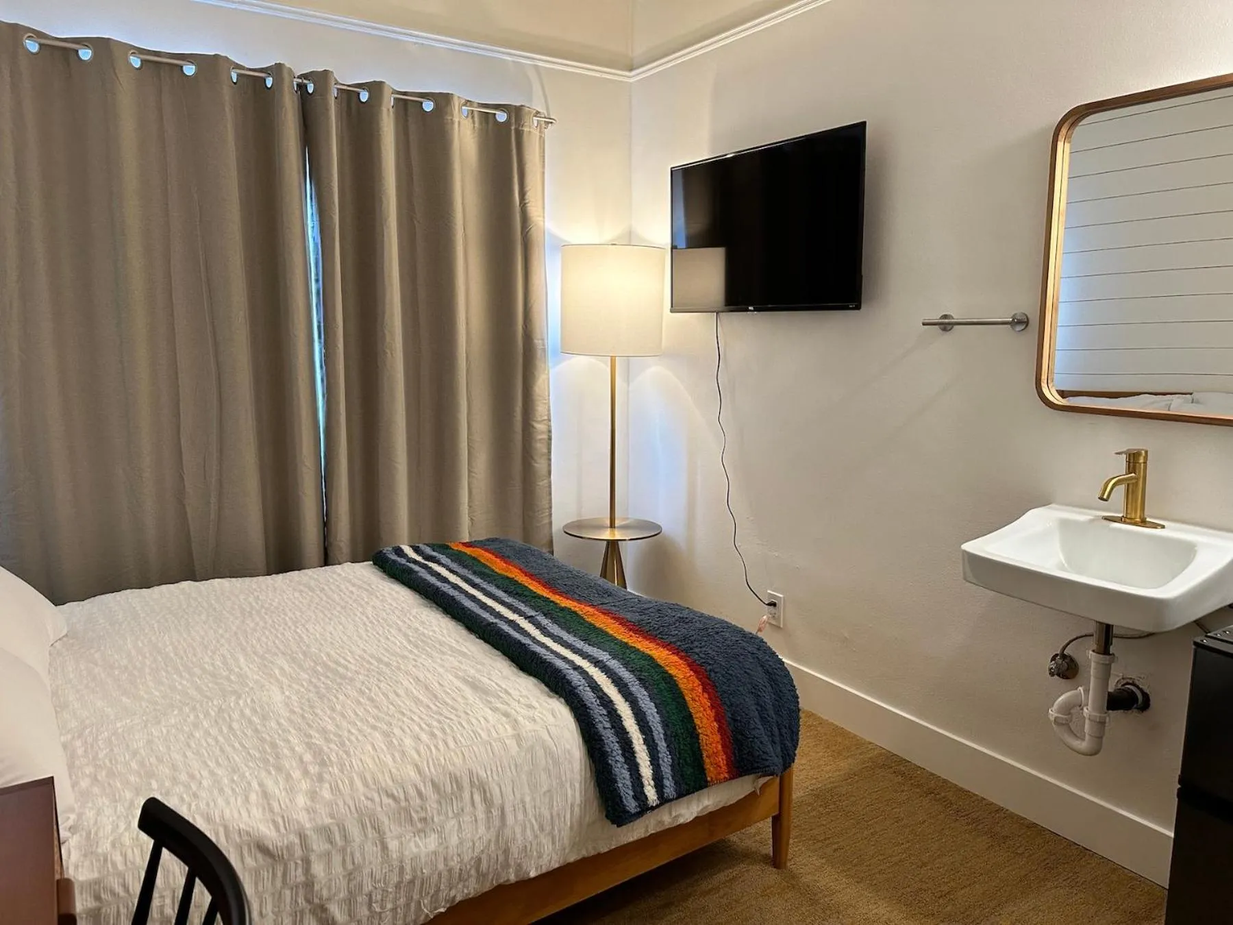 Bed in Sierra Motor Lodge - A Sierra Blue Hotel