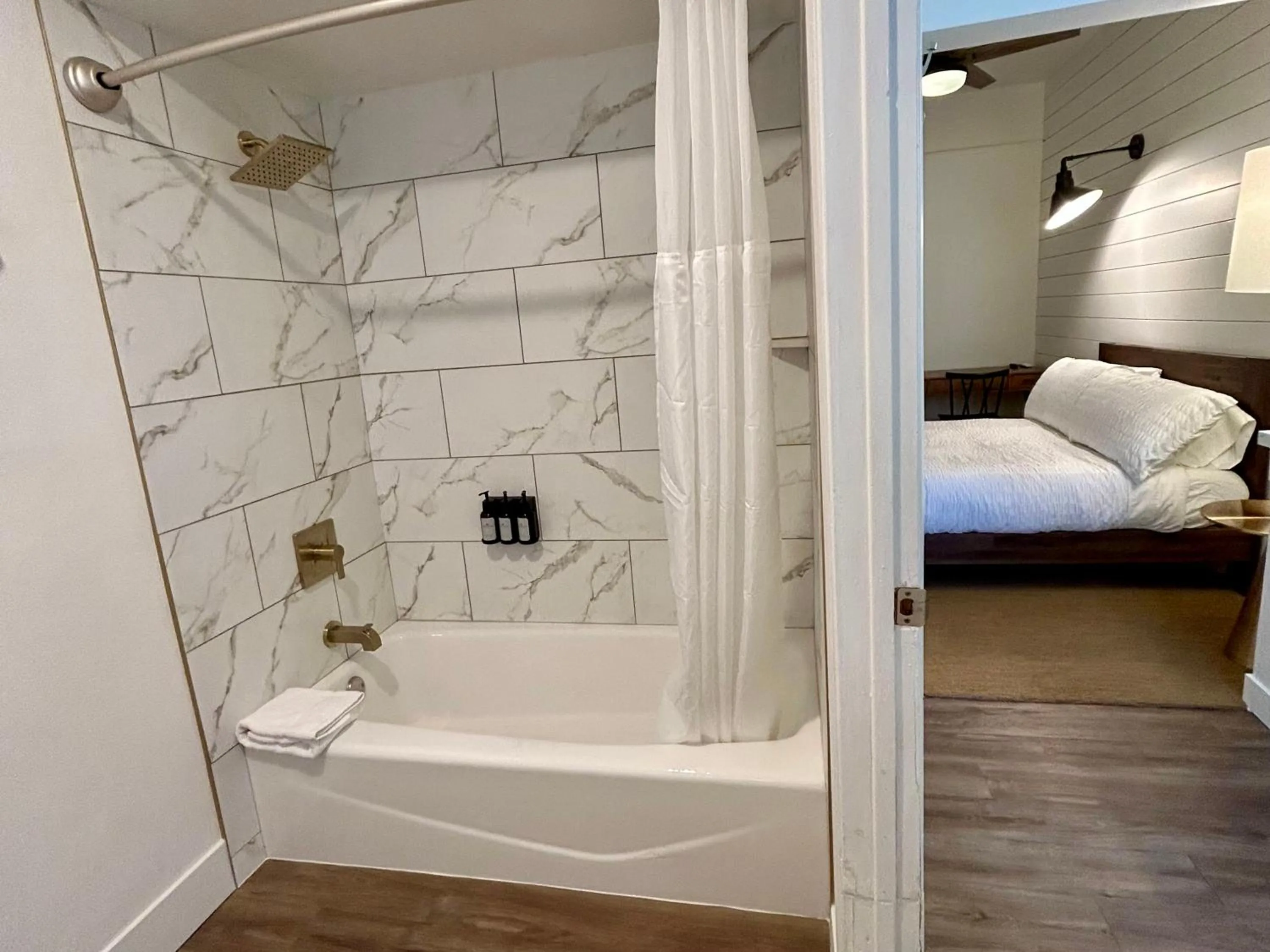 Bathroom in Sierra Motor Lodge - A Sierra Blue Hotel