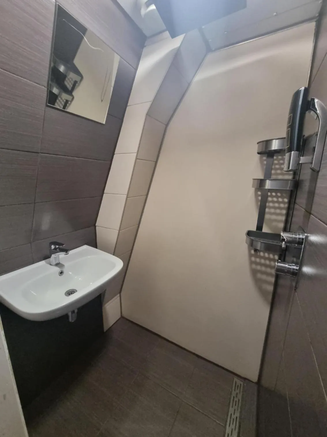 Shower in Amsterdam Downtown Hotel Canal View