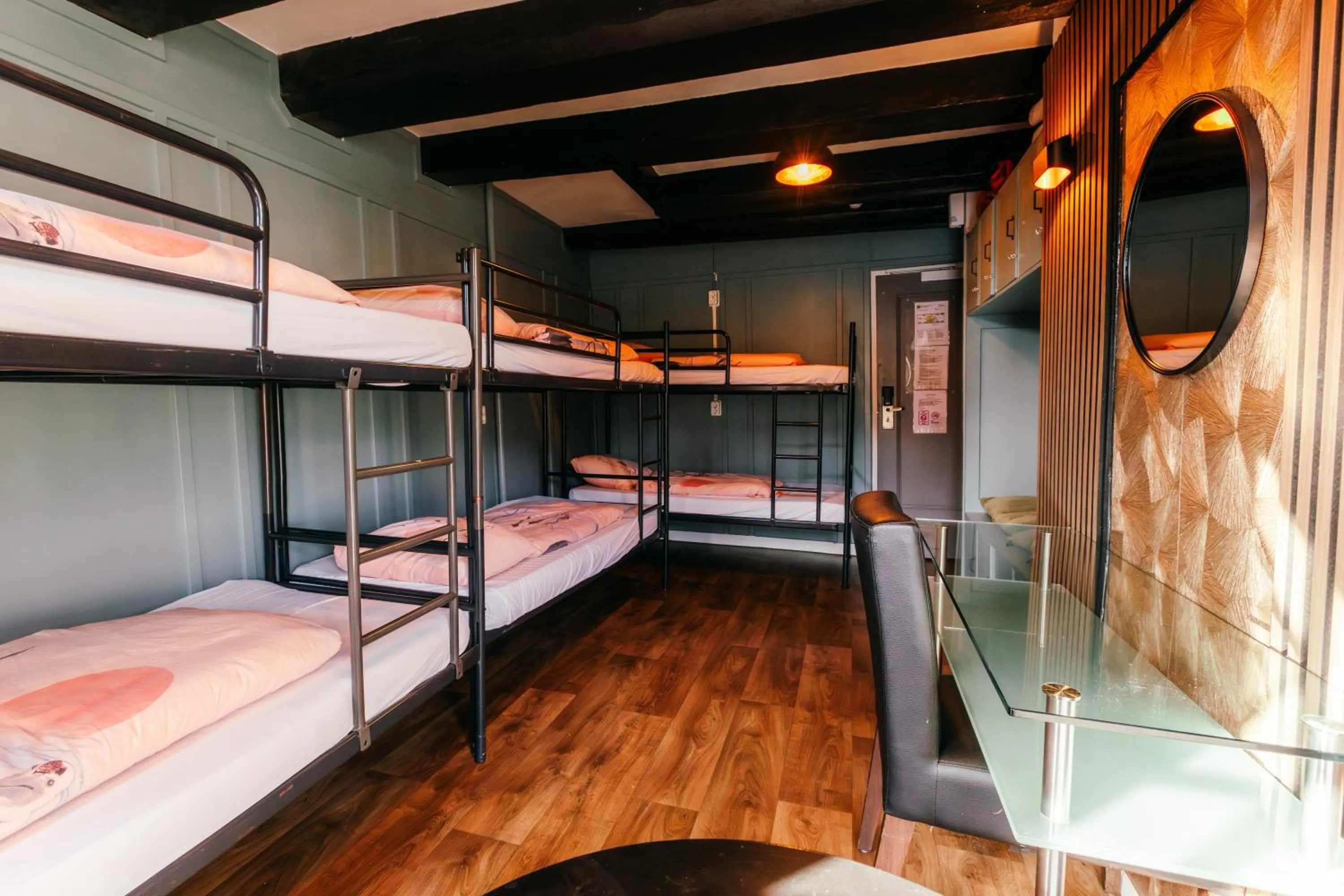 Bed in Amsterdam Downtown Hotel Canal View