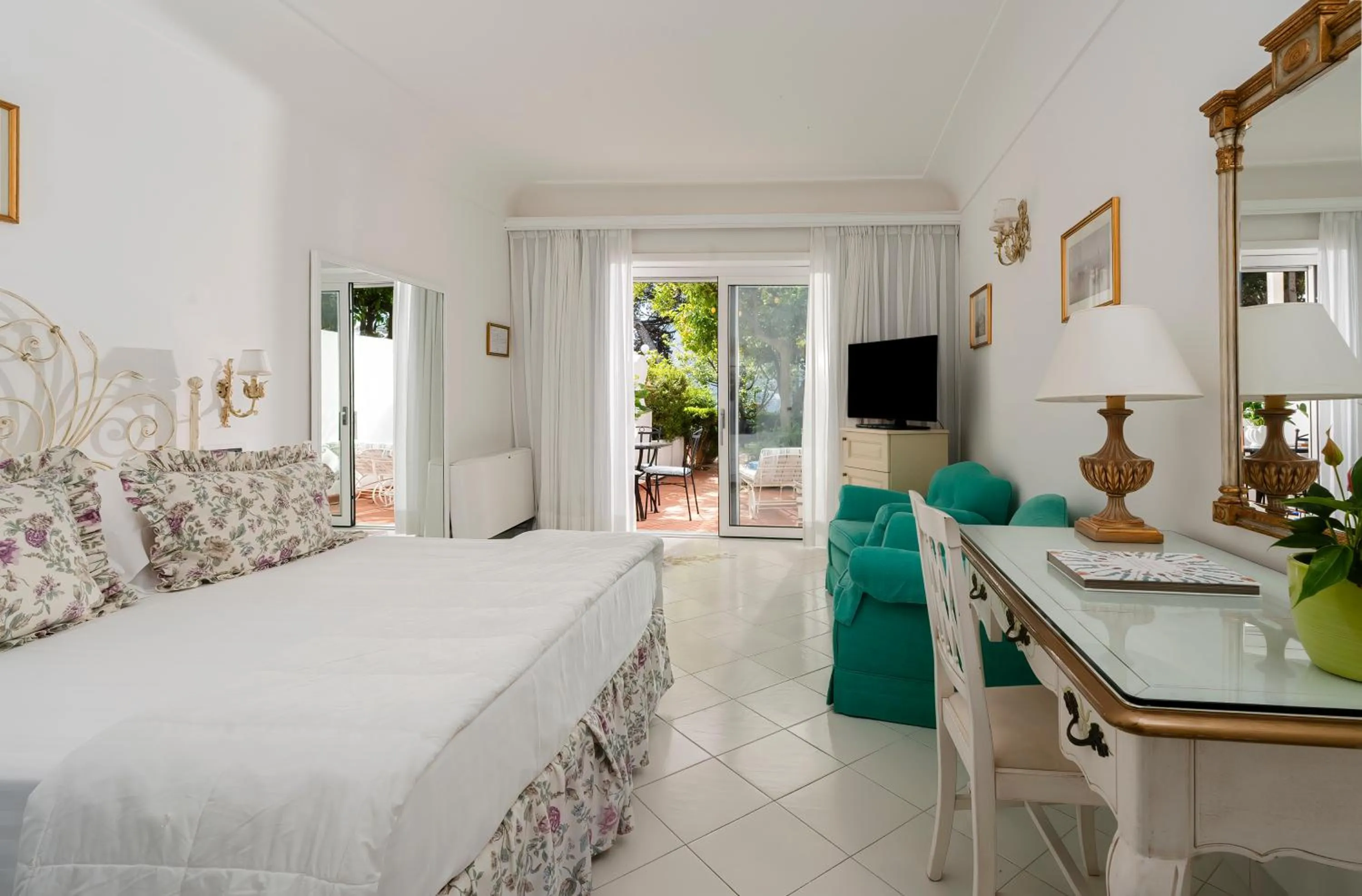 Patio, Bed in Hotel Villa Brunella