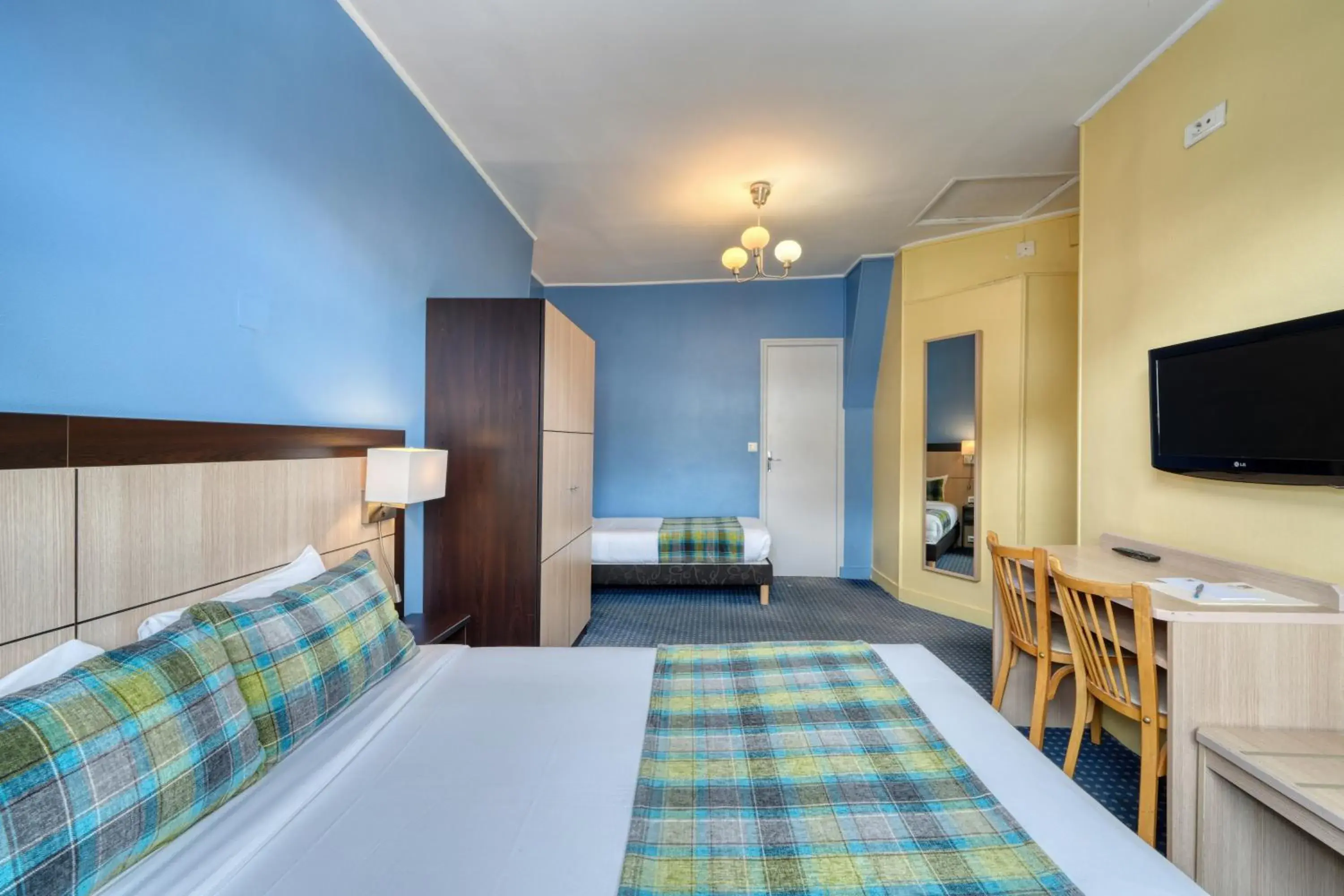 Bed in Hotel Phenix Paris Bed in Hotel Phenix Paris