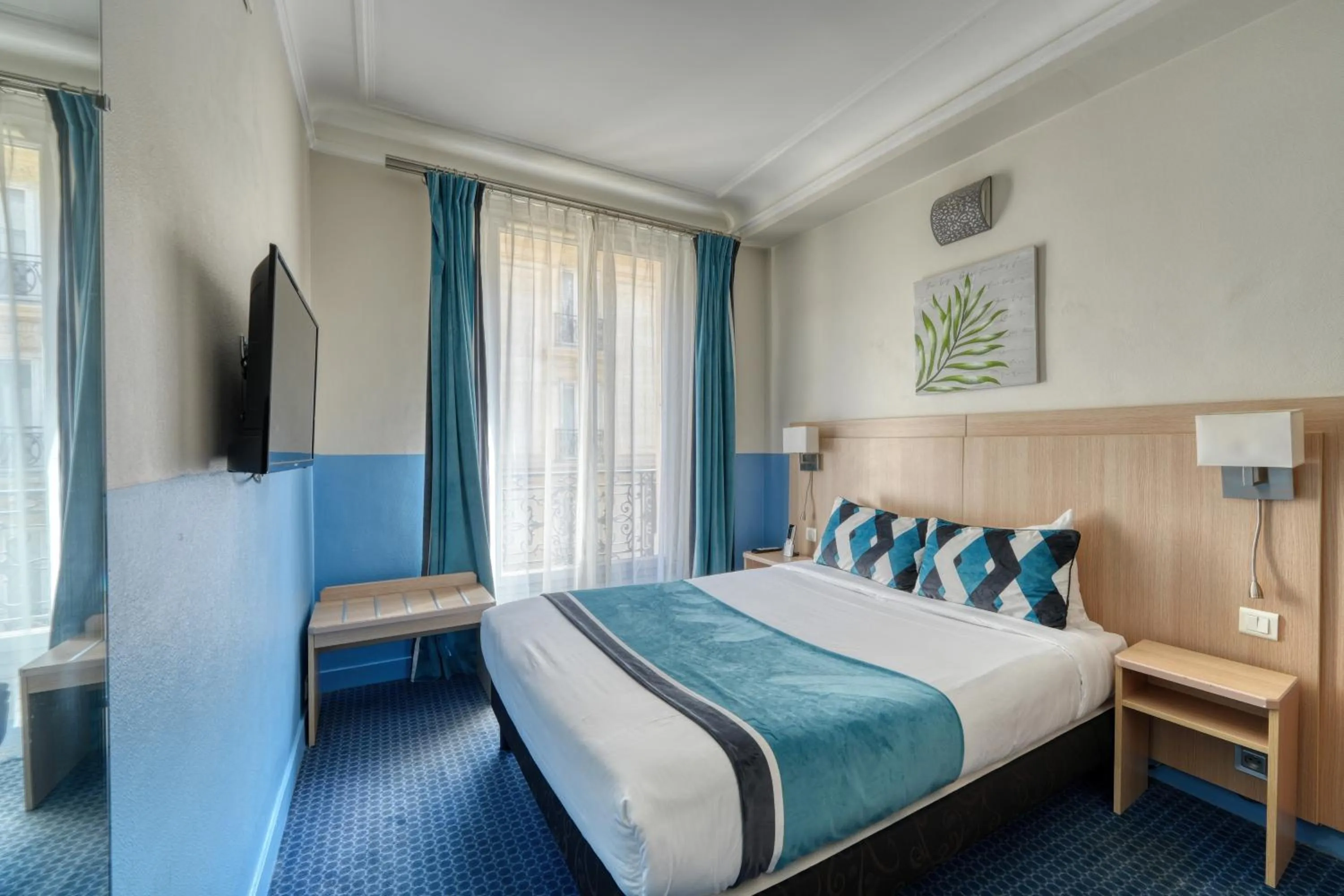 Bed in Hotel Phenix Paris