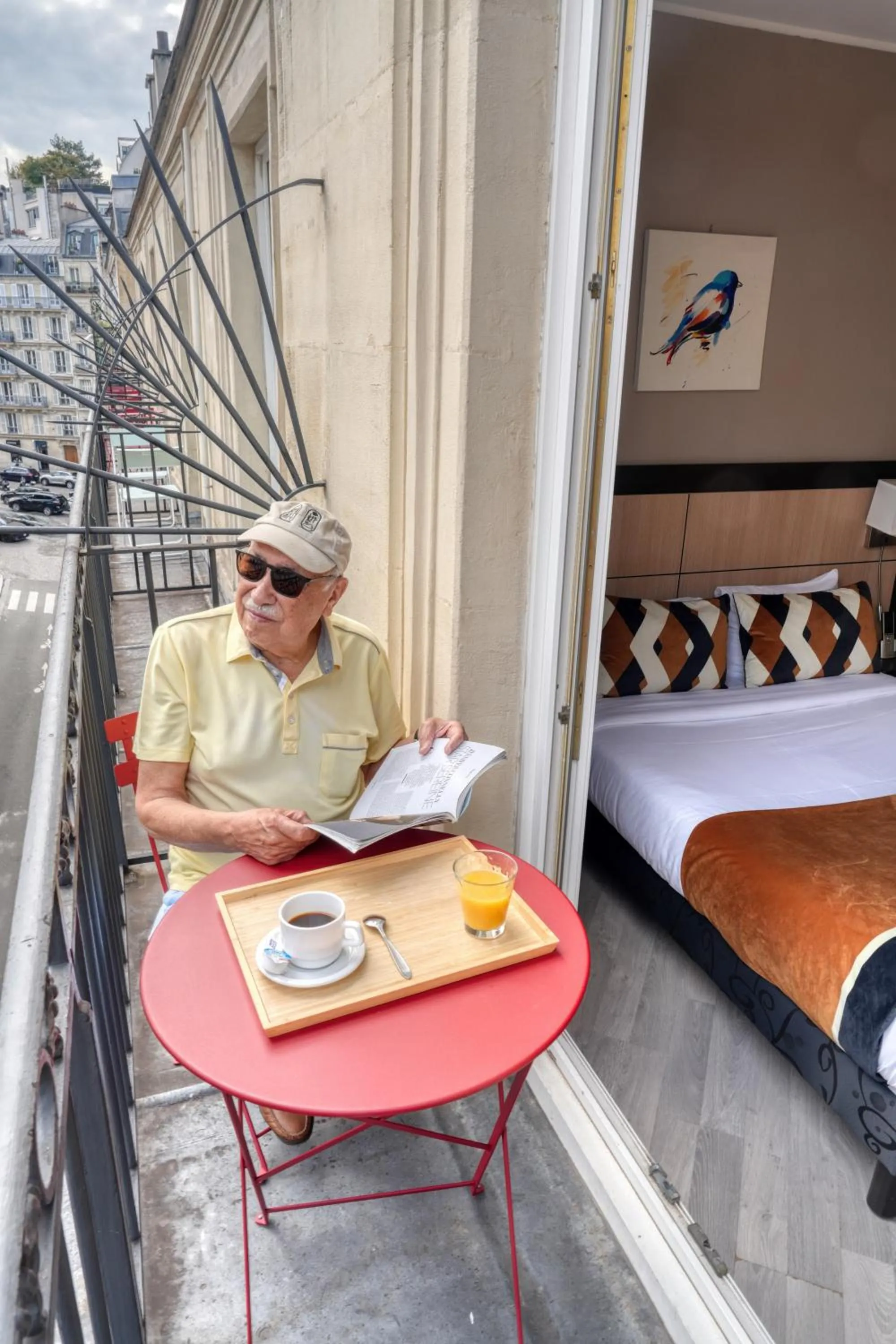 Bed in Hotel Phenix Paris