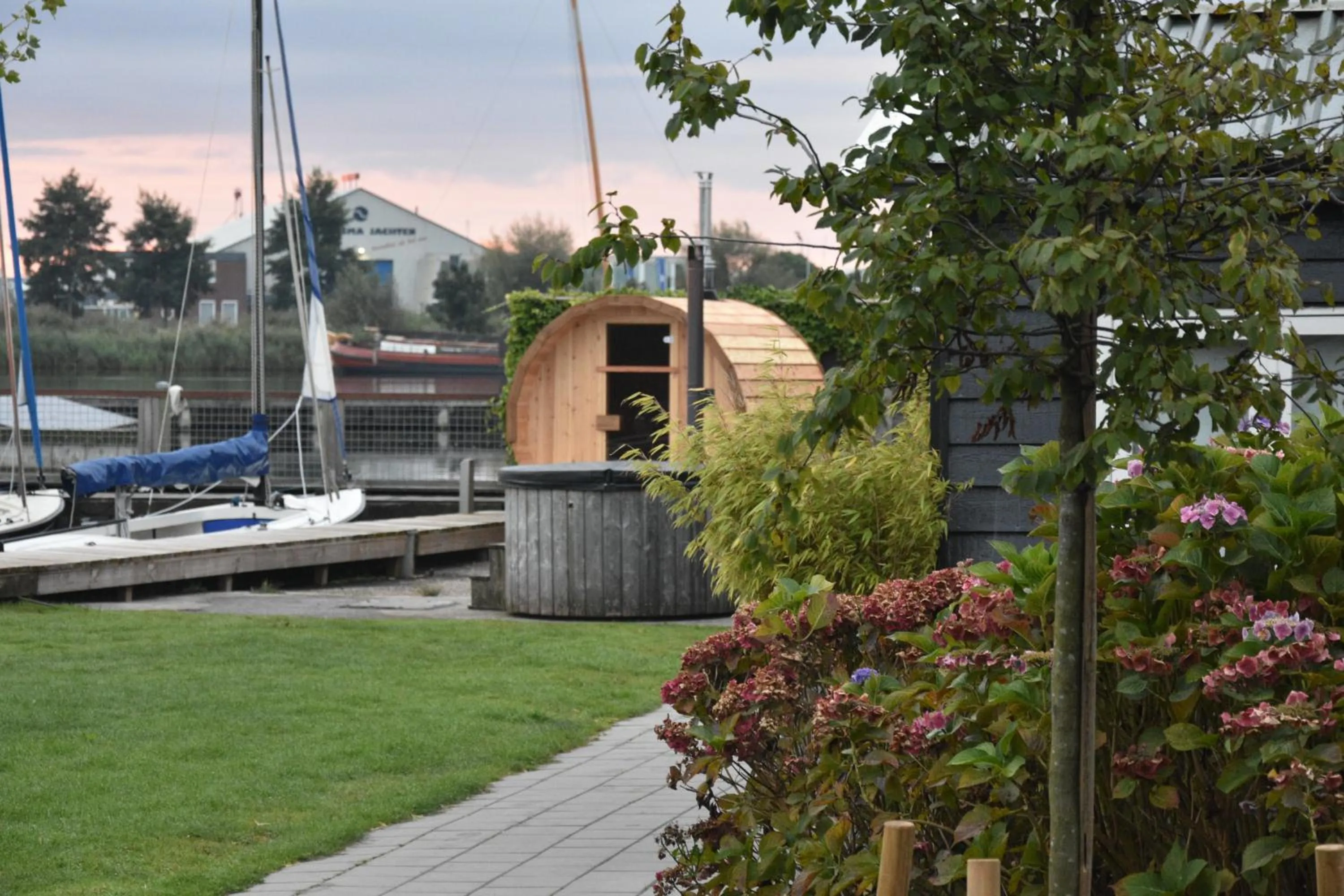 Garden in Het Toppunt groot vakantiehuis aan het water