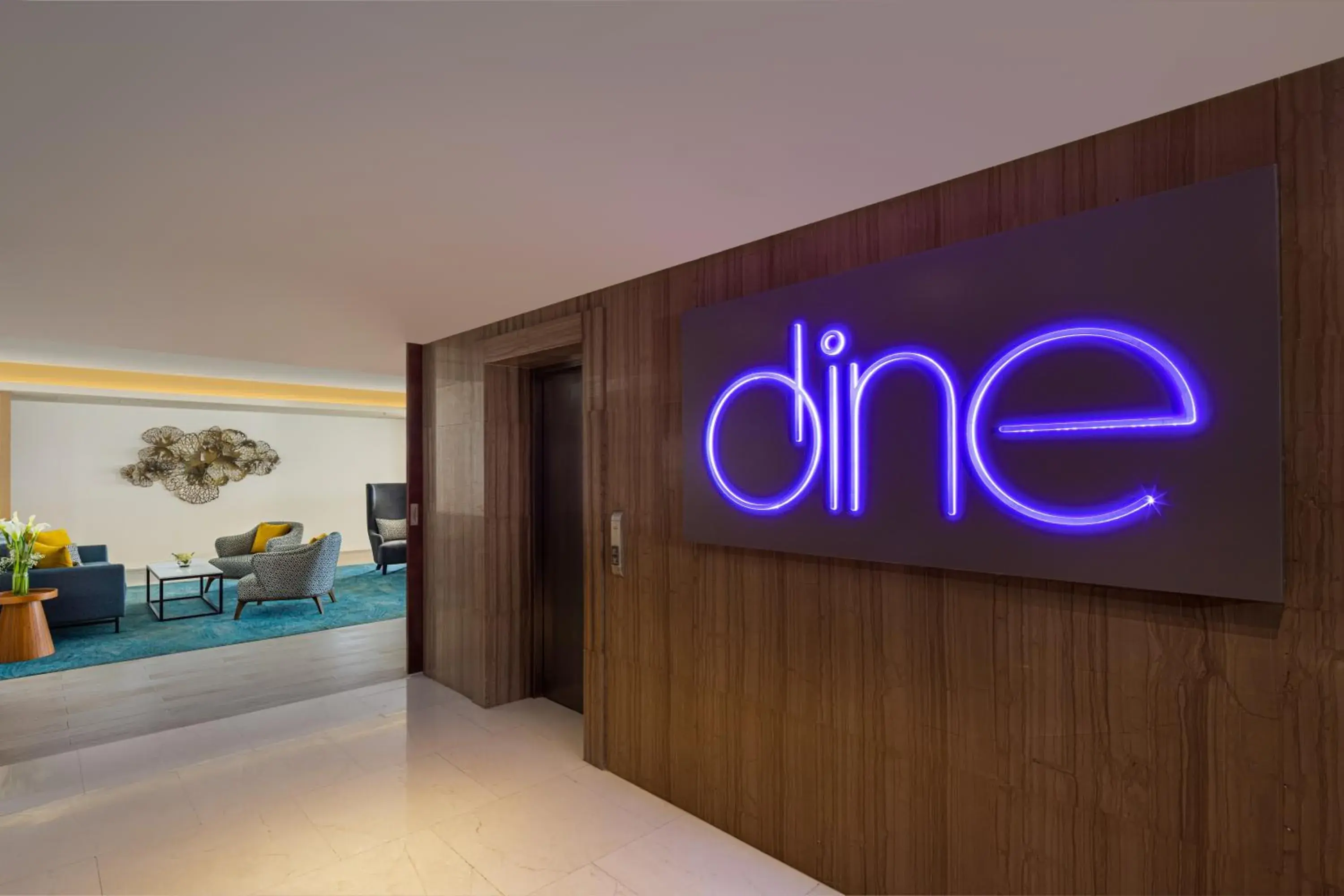 Restaurant/places to eat, Bed in Radisson Hotel Colombo Restaurant/places to eat, Bed in Radisson Hotel Colombo