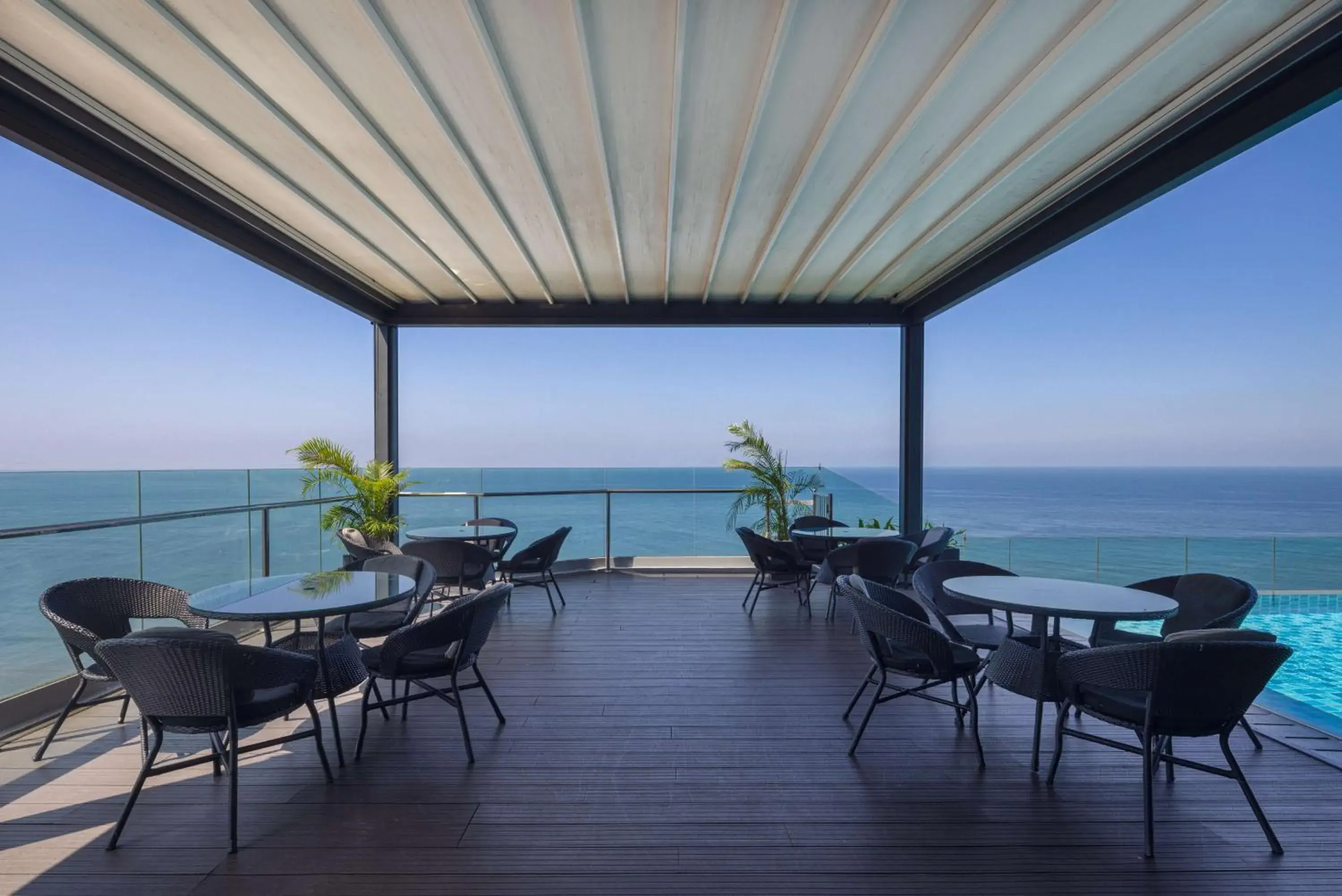 Lounge or bar in Radisson Hotel Colombo Lounge or bar in Radisson Hotel Colombo