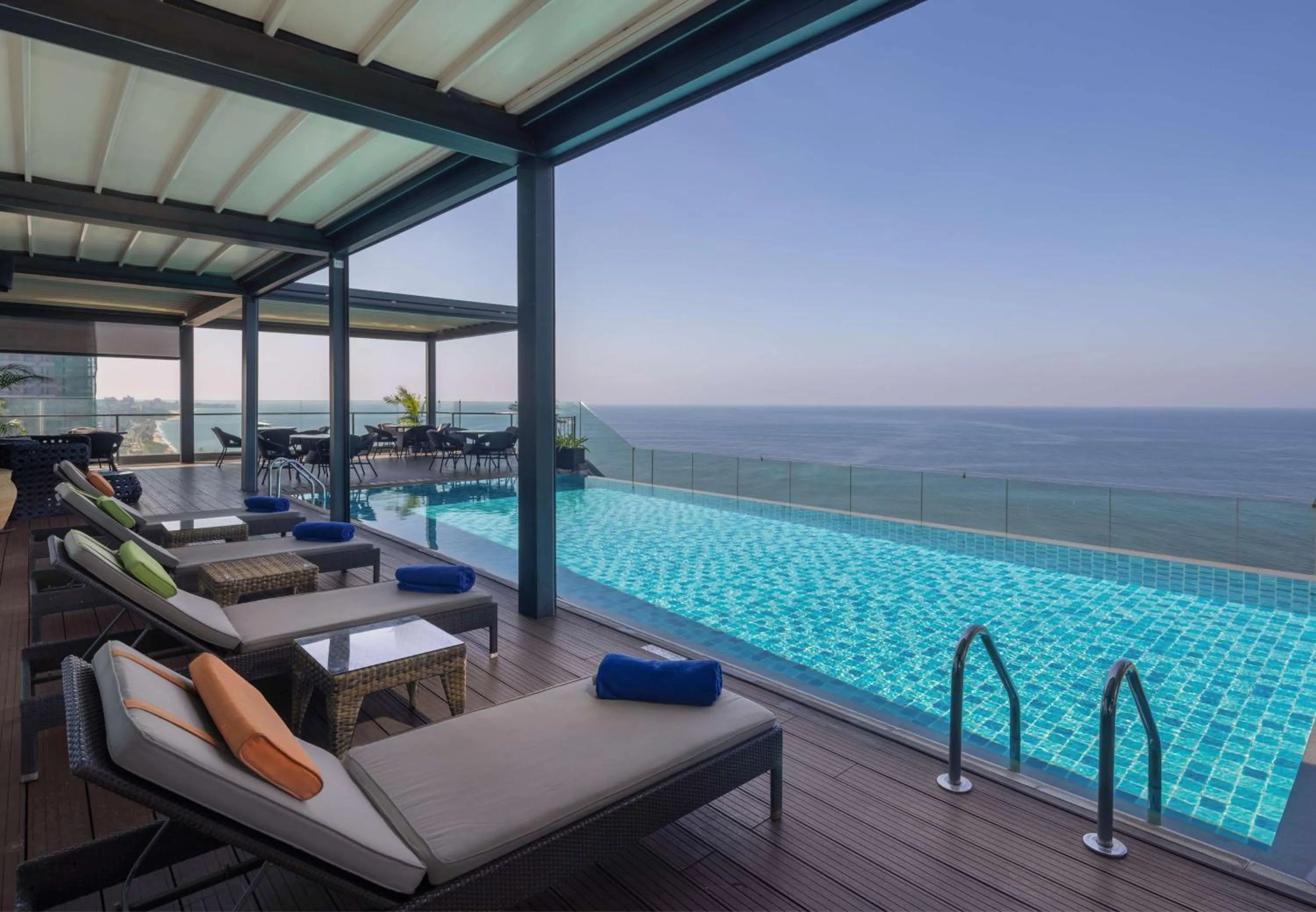 Facade/entrance in Radisson Hotel Colombo