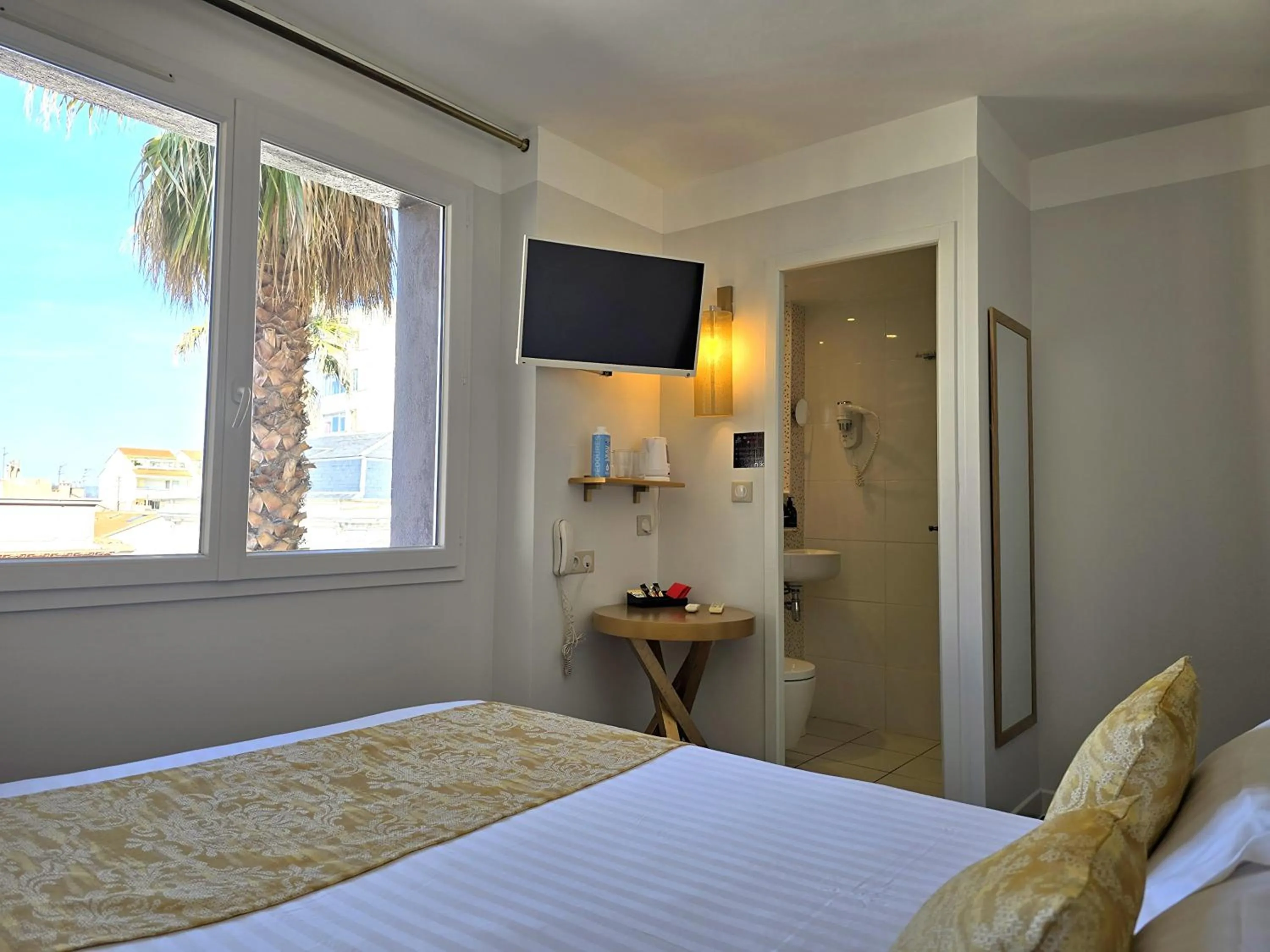 Photo of the whole room, Bed in Nyx Hôtel Indépendant Perpignan Centre Gare