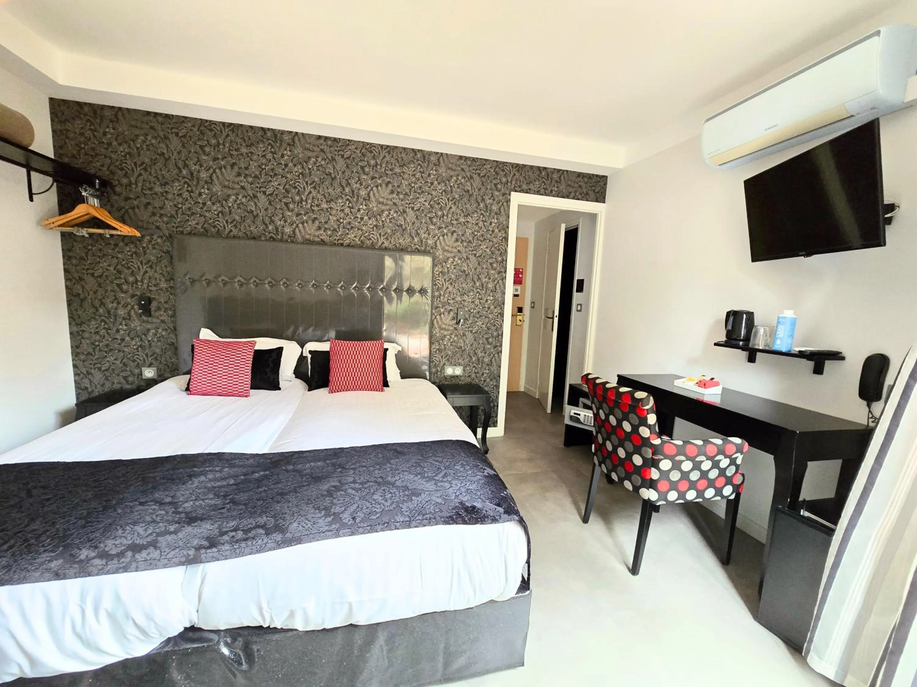 Photo of the whole room, Bed in Nyx Hôtel Indépendant Perpignan Centre Gare