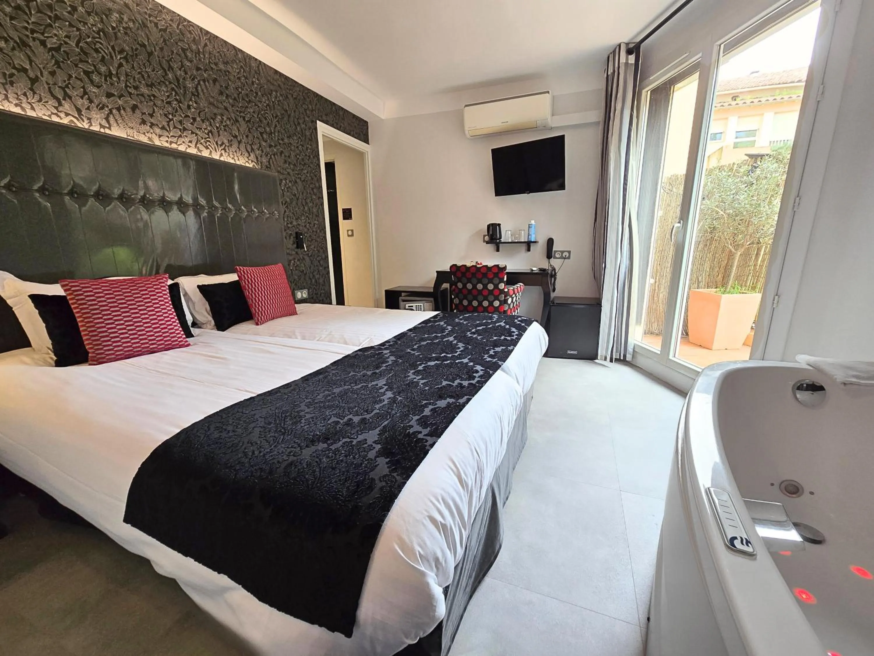 Photo of the whole room, Bed in Nyx Hôtel Indépendant Perpignan Centre Gare