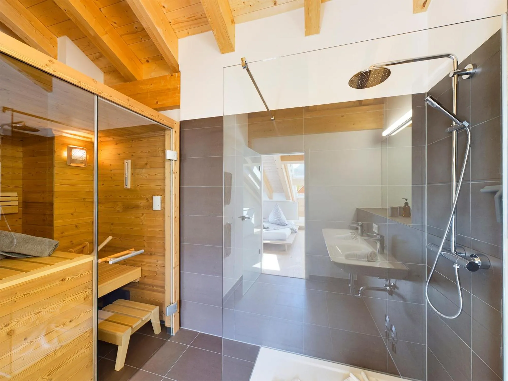 Shower in Gipfelkreuz mit Sauna